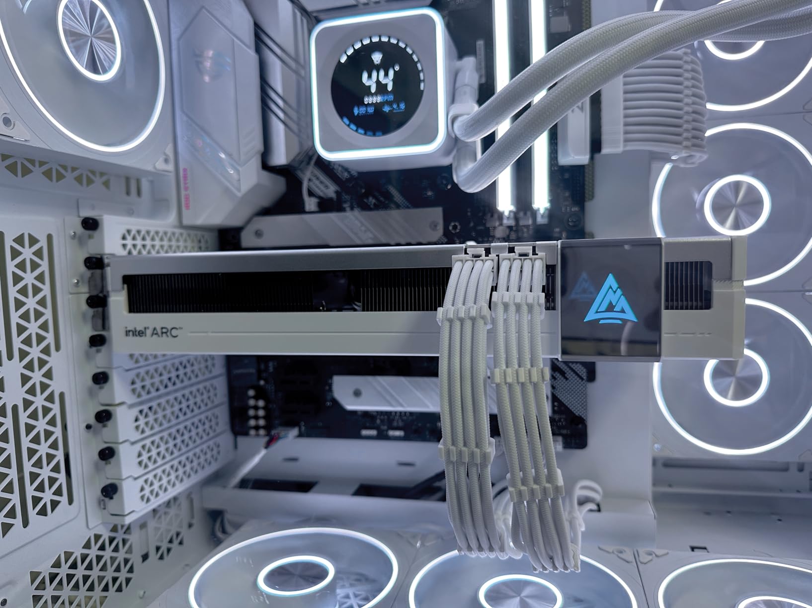GUNNIR Intel Arc A770 Photon 16GB OC GDDR6 2400MHz Triple Fan White Graphics Card (256-bit, PCIe 4.0) customer photo 2