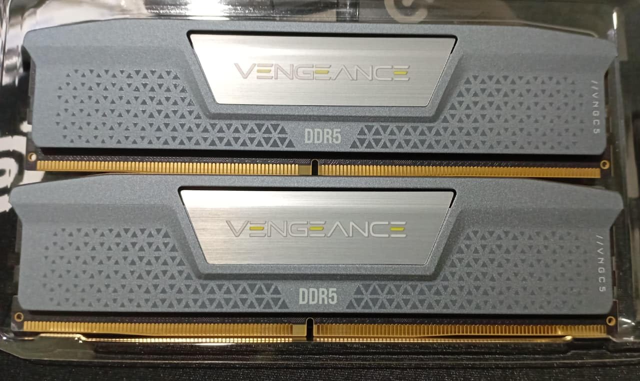 CORSAIR Vengeance DDR5 RAM 32GB (2x16GB) 6400MHz CL36-48-48-104 AMD Expo Intel XMP 3.0 Desktop Computer Memory - Gray customer photo 2