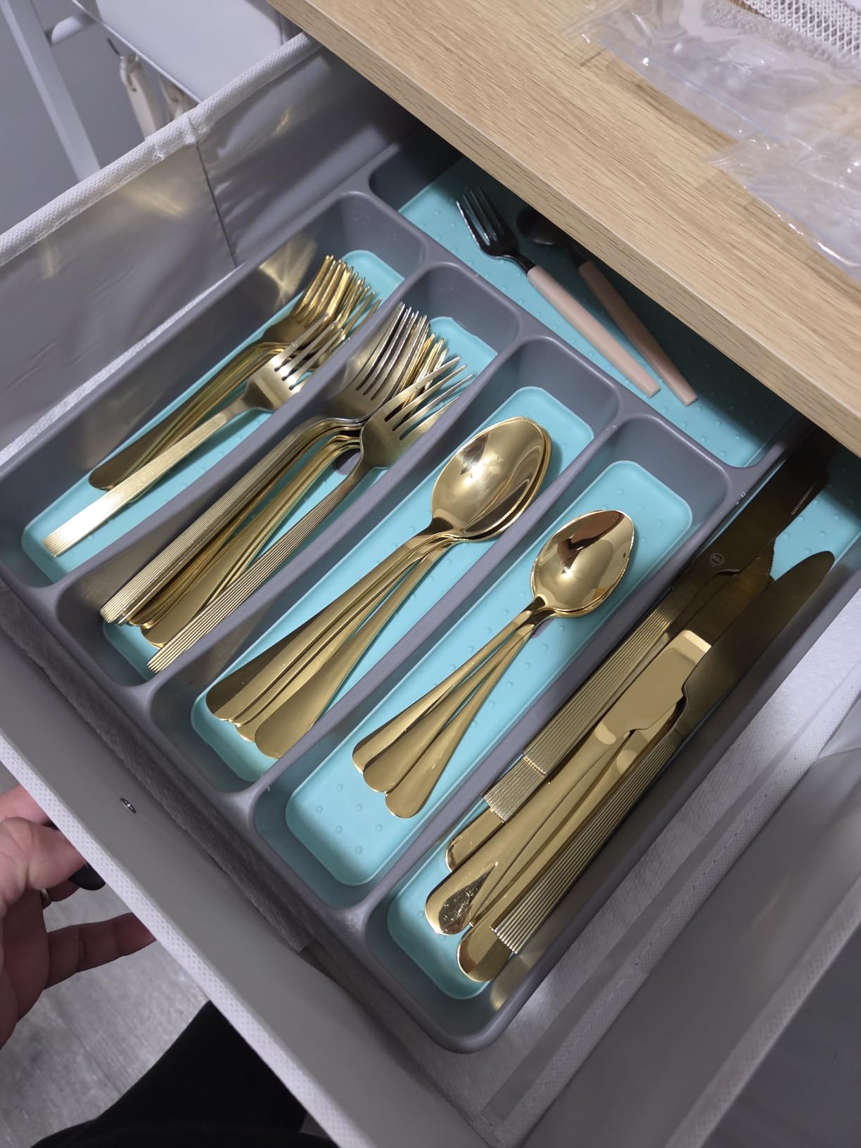 20 Piece Gold Silverware Set, Stainless Steel Flatware Set for 4 Food Grade Cutlery Utensil Set Include Knife Fork Spoon Mirror Polished Dishwasher Safe customer photo 1