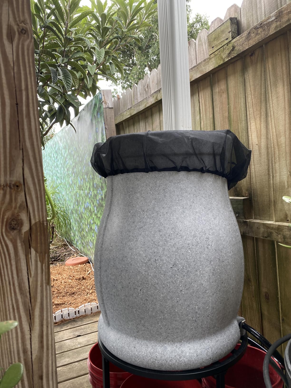FCMP Outdoor 45-Gallon Catalina Rain Barrel - BPA-Free, Flat-Back Design with 3.5 Foot Garden Hose, Shut-Off Thumb Valve, and Fixed Lid customer photo 2