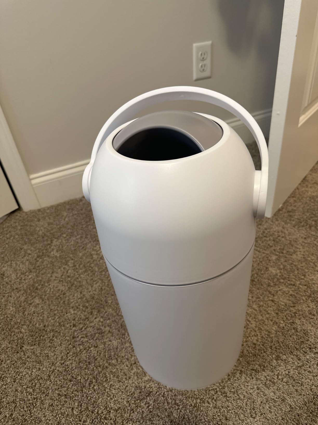 L.A. BABY Magic Diaper Pail - Patented 100% Odor-Free System with Child-Safe Lock, No Refills Required, Works with Regular Trash Bags, White customer photo 1