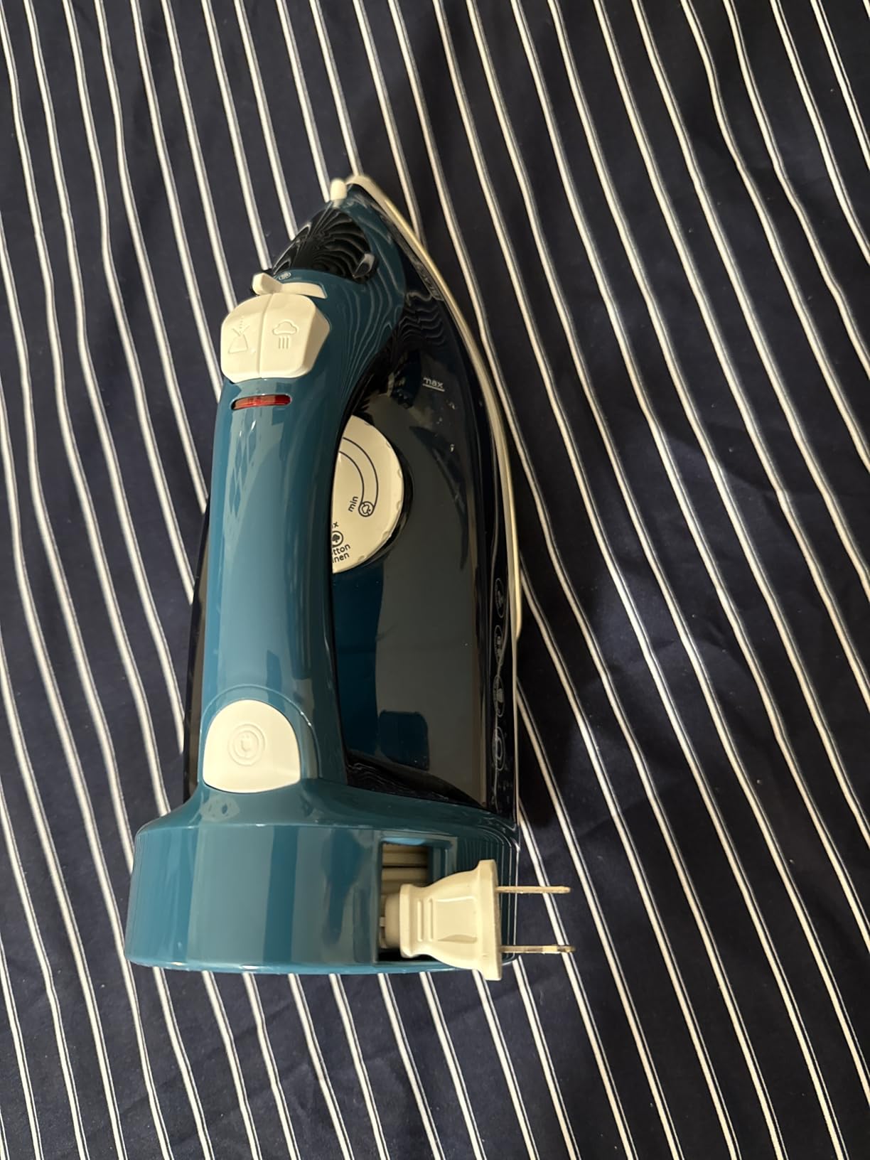 BLACK+DECKER Steam Iron for Clothes with Retractable Cord, Vertical Steaming, Anti-Drip Design, Spray Mist and Auto Clean Button, 1200W customer photo 2