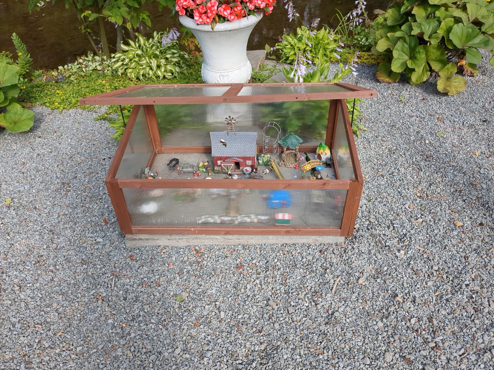 Outsunny Wooden Cold Frame Greenhouse, Mini Greenhouse with Polycarbonate Board and Solid Wood Frame, Green House Cold Frame, Indoor Outdoor Terrarium Planter Box, 39