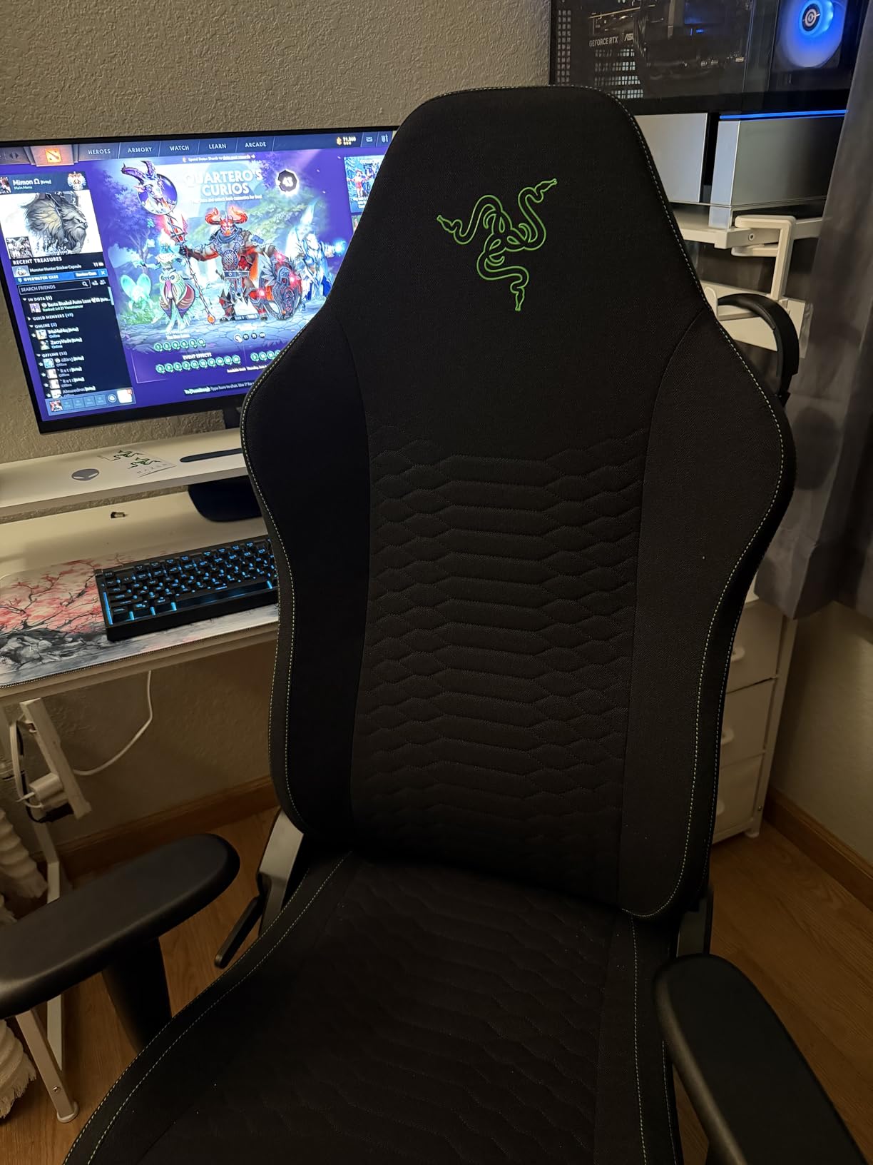 Razer Iskur V2 X Ergonomic Gaming Chair: Built-in Lumbar Support - Widened Seat - High Density Foam Cushions - Adjustable 152 Degree Recline - 2D Armrests - Plush Fabric Finish - Light Gray Edition customer photo 1