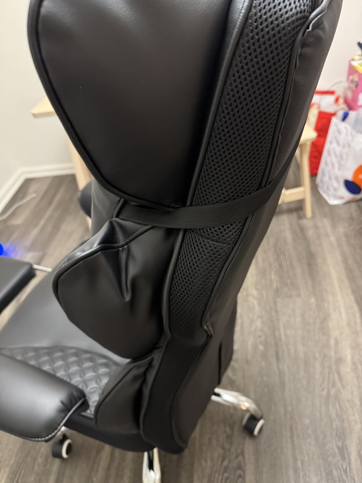 COMHOMA Big and Tall Office Chair Heavy Duty Wide Ergonomic Gaming Chair with Deluxe Embossing Designed Leather with Foot Rest,150°Reclining Adjustable Armrests Pocket Spring Back Support and Pillow customer photo 1