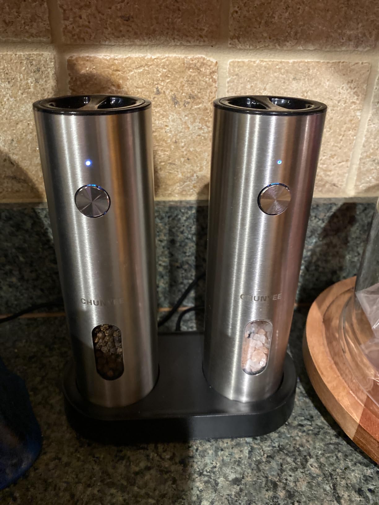 Electric Salt and Pepper Grinder Set with Rechargeable Base - Upgraded Large Capacity, Refillable Pepper Mill Set with LED Light & Adjustable Coarseness customer photo 2