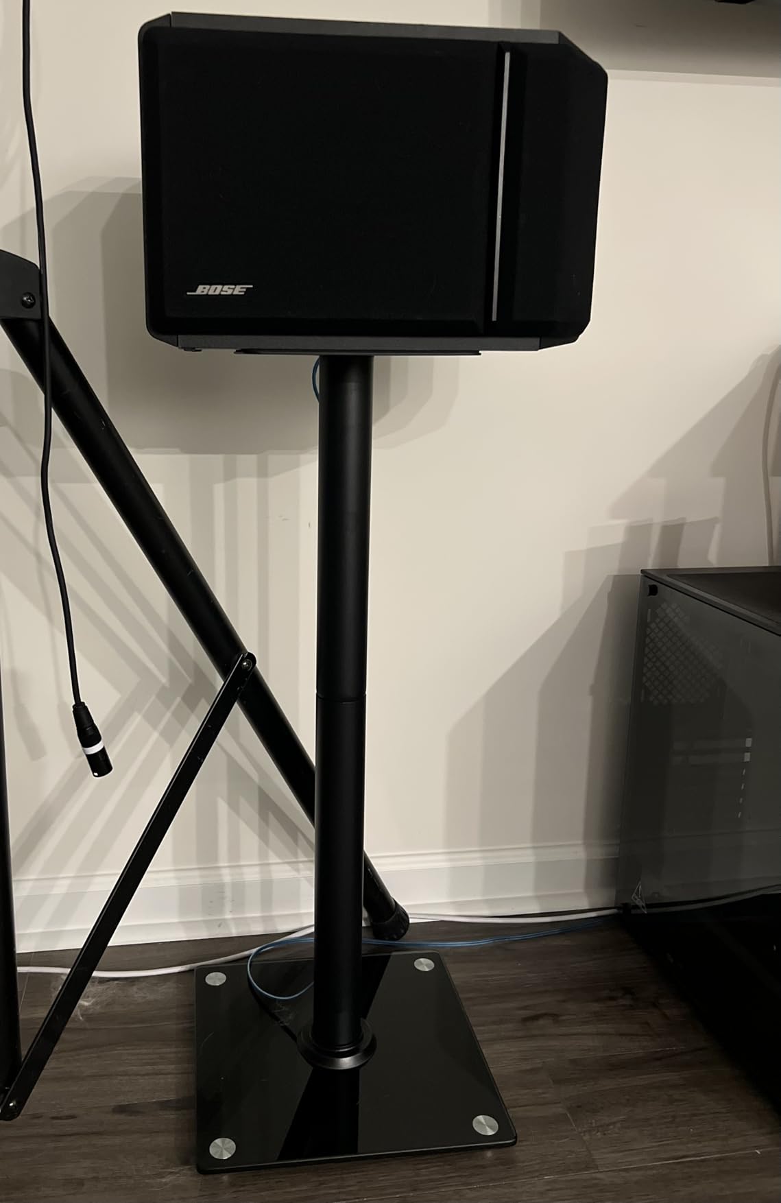 Speaker Stands Pair for Surround Sound, 55 LBS Capacity, 30.1 inch Floor Bookshelf Speaker Stands, Cable Management, Large Base, 1 Pair, Black customer photo 2