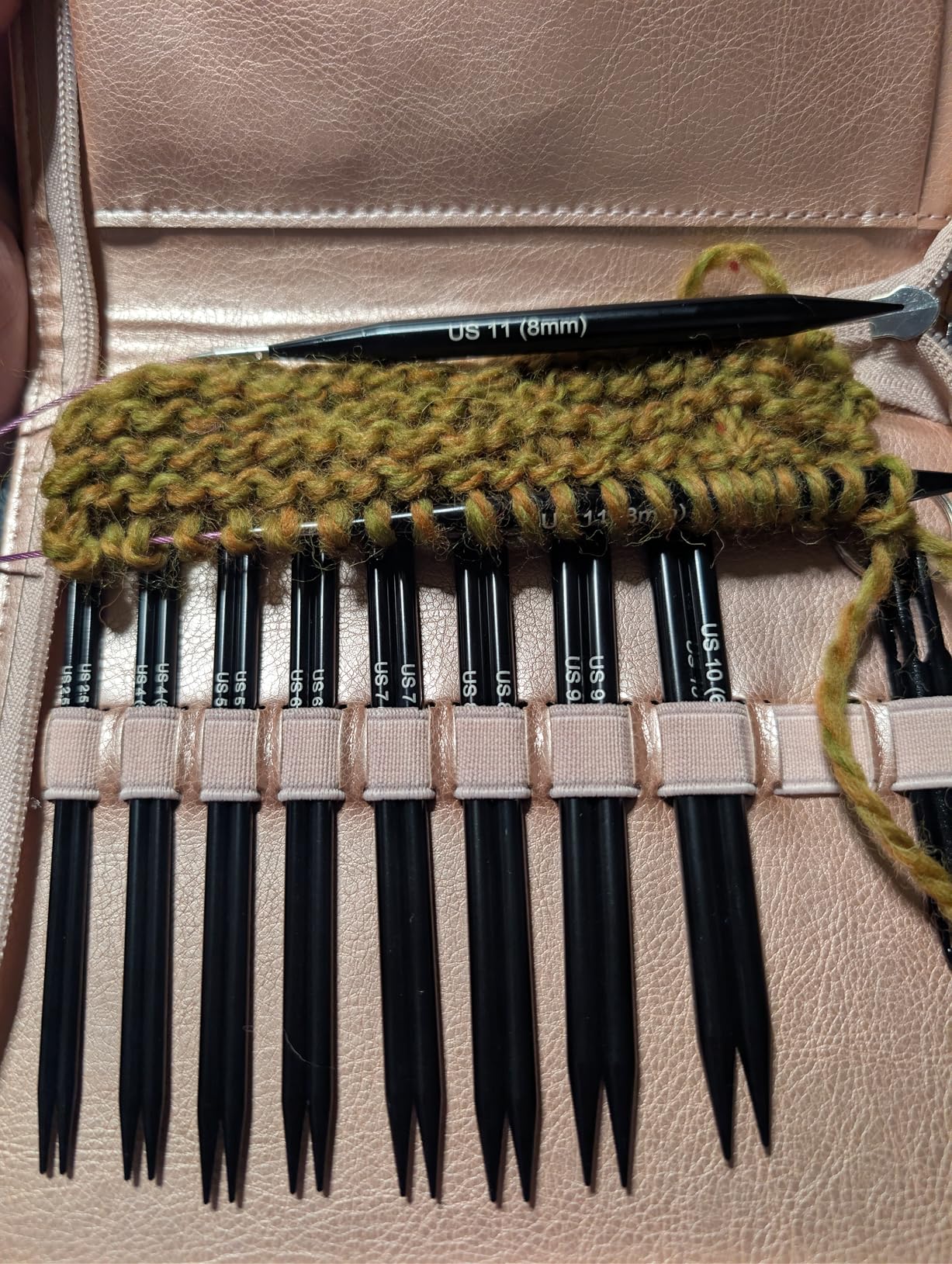 Froggod 4.53-inch (11.5cm) Interchangeable Circular Knitting Needles Set Aluminum US Sizes 2.5-11 with Interchangeable Knitting Needles and Cables, Accessories and Case, 9 Pairs customer photo 1