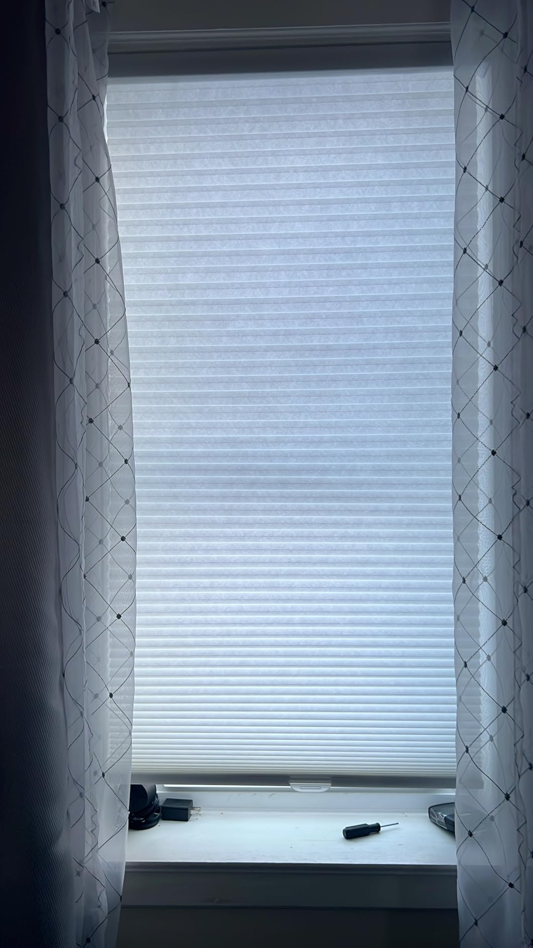 Joydeco No Tools No Drill Cordless Cellular Shades, Light Filtering Honeycomb Blinds for Indoor Windows, Thermal Insulating & Noise Reducing (White, 34