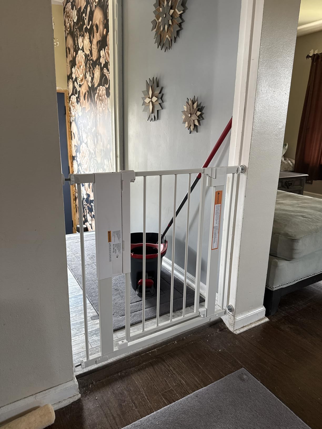 Babelio Smart Baby Gate with Auto-Unlock/Close, Pressure Mounted No Drill for Doorways/Top of Stairs. Pet/Dog Door Wide Walk Thru w/Infrared Sensor & Safety Alert (Black, 26.3-37.8