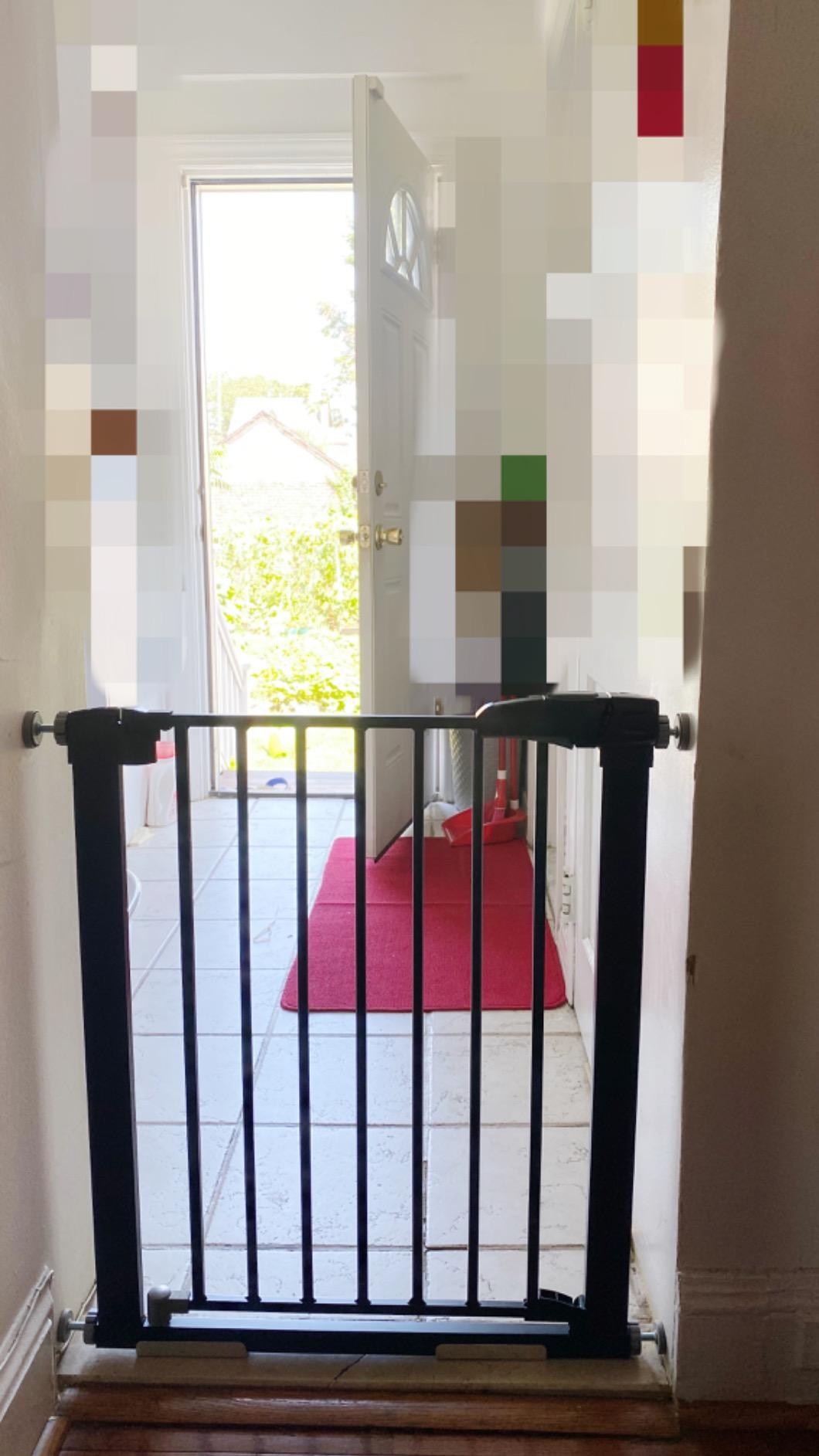 Babelio Smart Baby Gate with Auto-Unlock/Close, Pressure Mounted No Drill for Doorways/Top of Stairs. Pet/Dog Door Wide Walk Thru w/Infrared Sensor & Safety Alert (White, 30.3-47.2