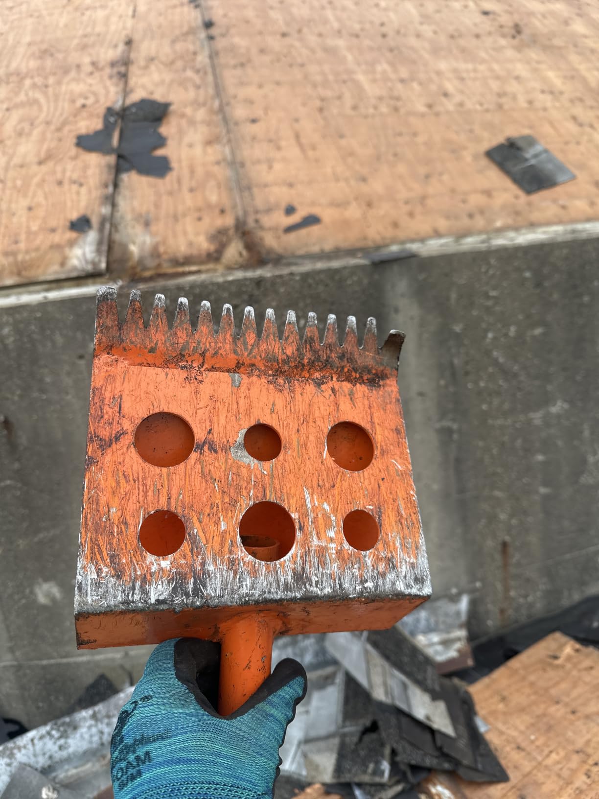 VEVOR Shingle Shovel 2 Pack, D-Grip Handle Shingle Roof Ripper, High Hardness 45# Steel & Lightweight Easy Tearing Off Roofing & Nails Tool, Ideal for Commercial and Residential Use, Orange customer photo 2