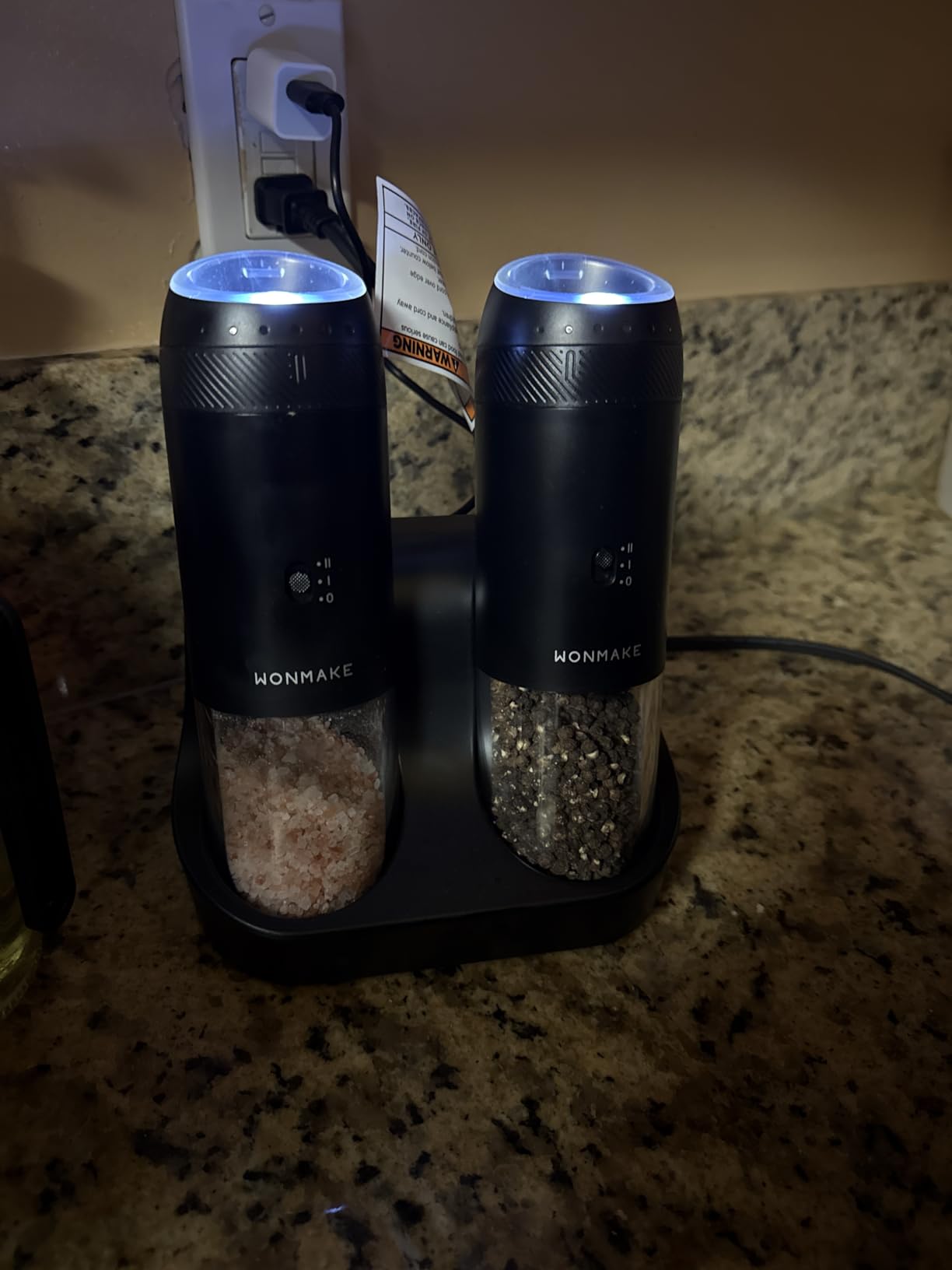 WONMAKE Gravity Electric Salt and Pepper Grinder Set with Charging Base, Automatic Salt and Pepper Mill, 6-Level Adjustable Coarseness, Dual Speed, and Large 5.95oz Capacity customer photo 1