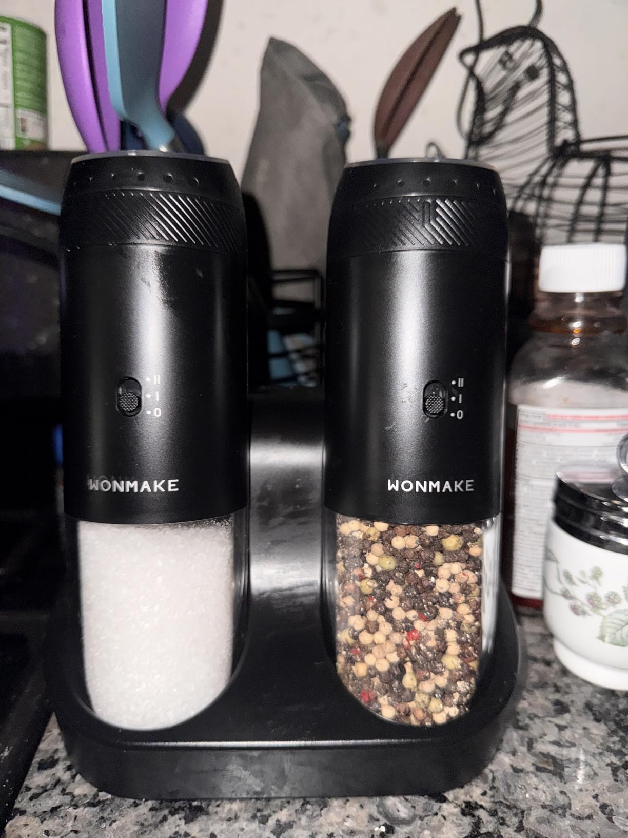 WONMAKE Gravity Electric Salt and Pepper Grinder Set with Charging Base, Automatic Salt and Pepper Mill, 6-Level Adjustable Coarseness, Dual Speed, and Large 5.95oz Capacity customer photo 2