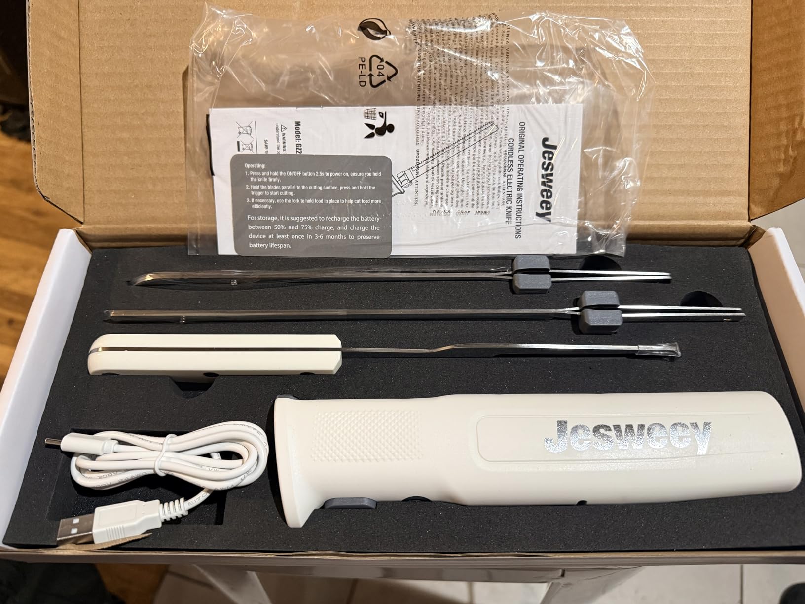 Cordless Electric Carving Knife for Meat Slicing, Fish, Bread, Turkey, Ergonomic Handle, Serving Fork Included, Storage Case & Safety Lock customer photo 2