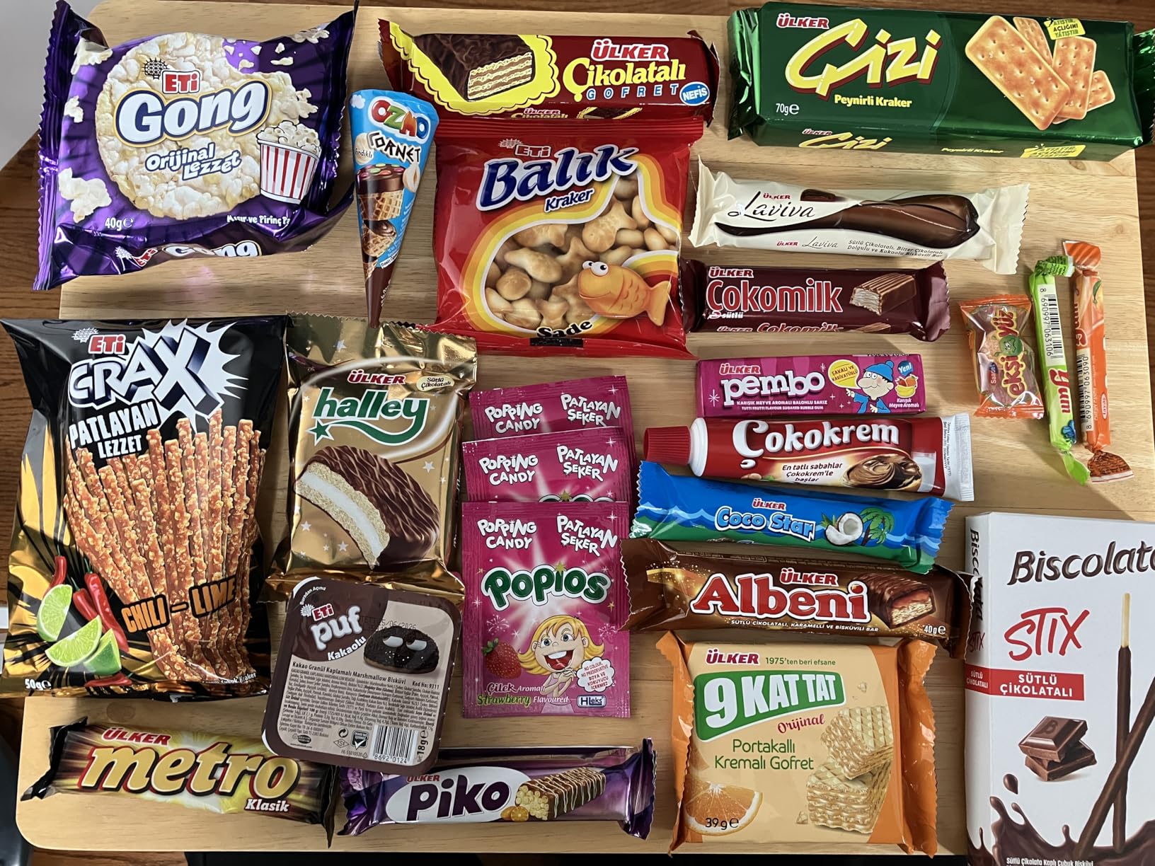 BAZARBUL International Snack Box, 25+ Global Snacks and Treats, Universal Snacking Experience Gift Box for Adults, Teens and Kids (Maxi, 25, Count) customer photo 1