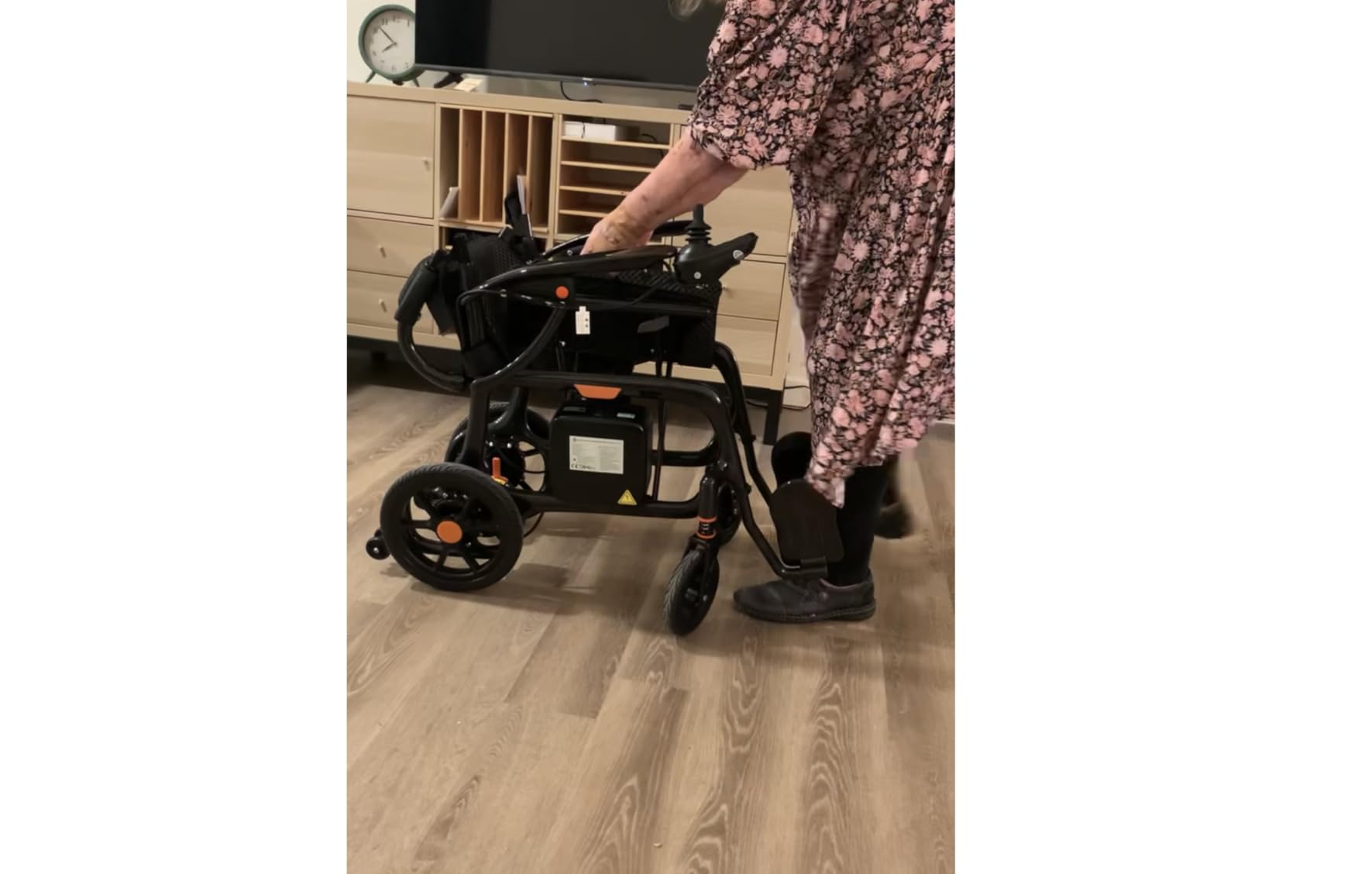 28lbs Ultralight Foldable 100% Carbon Fiber Electric Wheelchairs for Adults, FreeWink Rear Control 28 Miles Long Range Power Wheelchairs with 2 Lithium Batteries for All Terrain Airline Approved customer photo 2