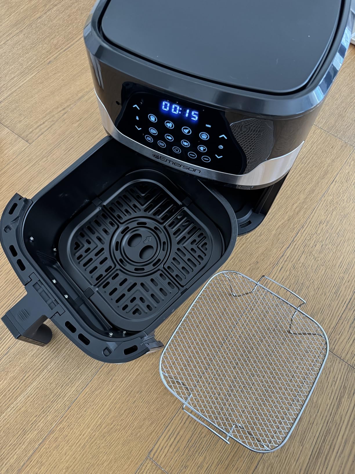 Emerson SmartVoice 5.3QT 6-in-1 Air Fryer with 1000+ Voice Control Commands, No App Required customer photo 1