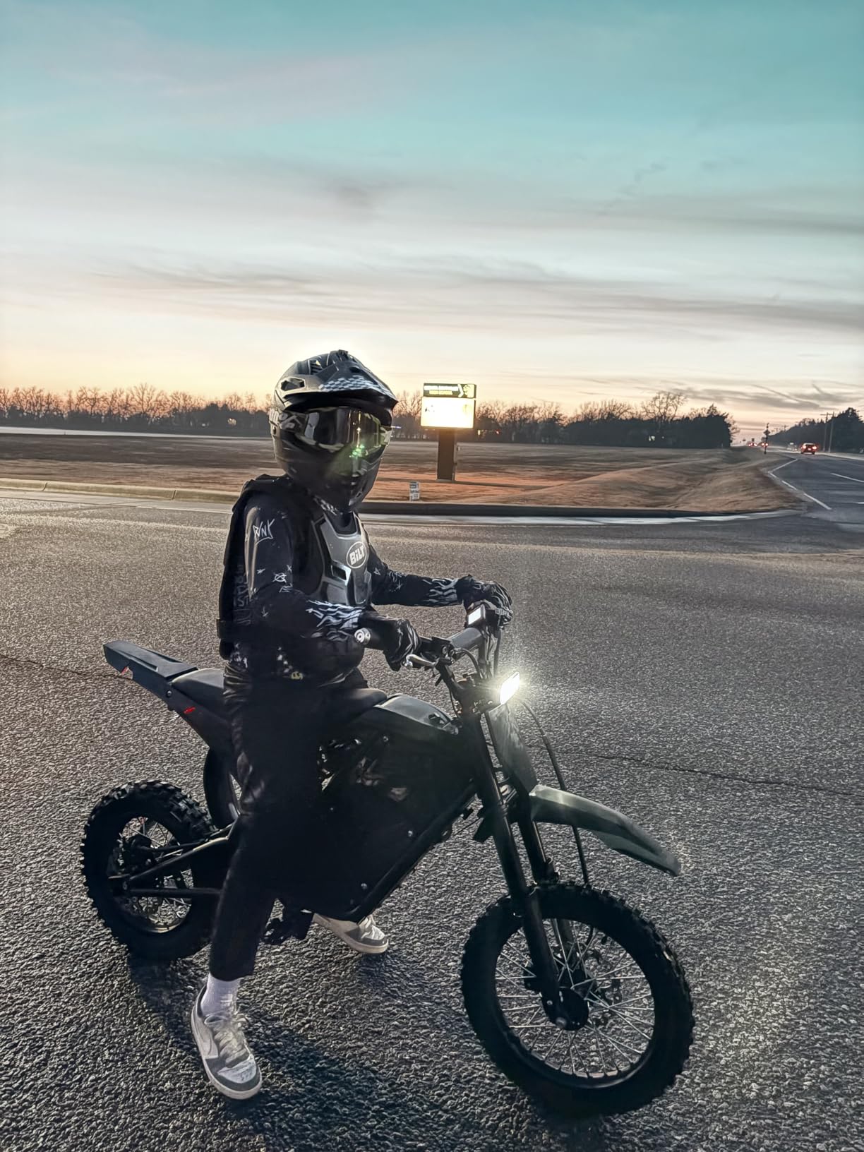 Windone RM7 Electric Dirt Bike for Teens & Adults, 48V 22.5Ah, 37MPH & 45-Mile Electric Motorcycle, 2200W Ebike, 14