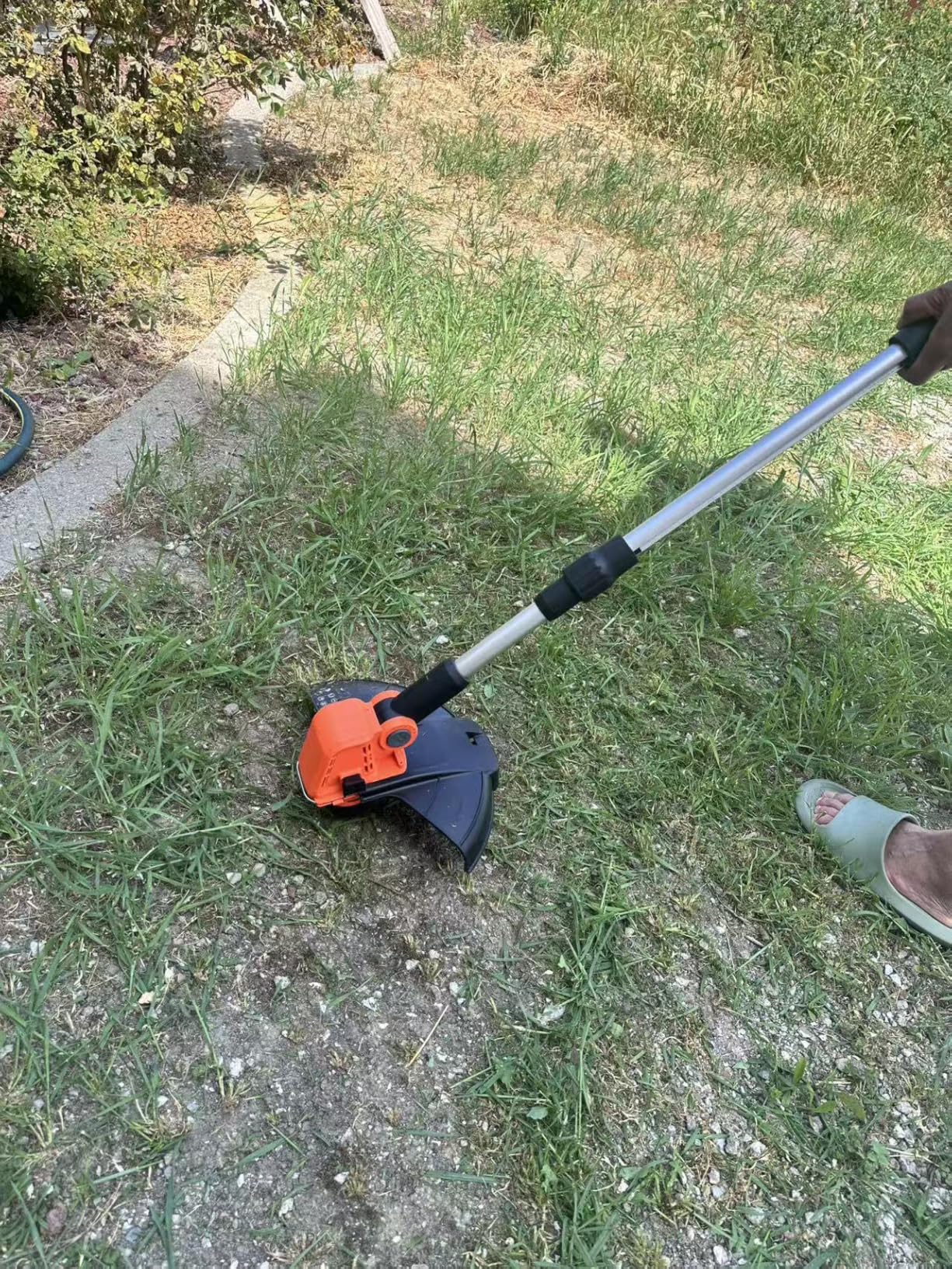 VARSK 12 Inch 20V Cordless Weed Wacker with Automatic Line Feed, 2 in 1 String Trimmer and Edger, Includes 2 X 2.0Ah Batteries/1 X Charger/6 X Replacement Spools, Weed Eater for Lawn, Garden, etc customer photo 2