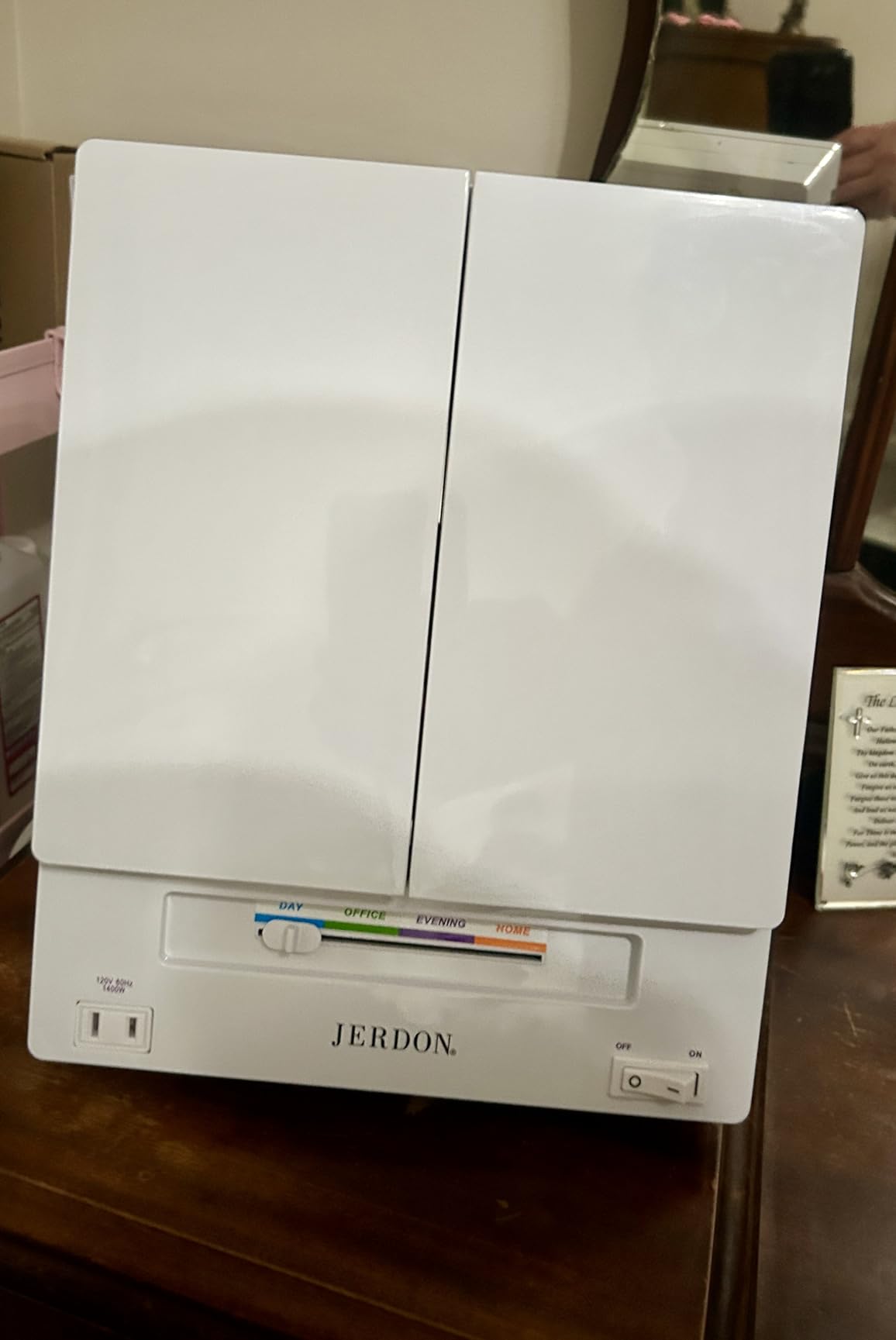 JERDON Tri-Fold Two-Sided Makeup Mirror with Lights - Vanity Mirror with 5X Magnification and Multiple Light Settings - White Base - Model JGL9W customer photo 1
