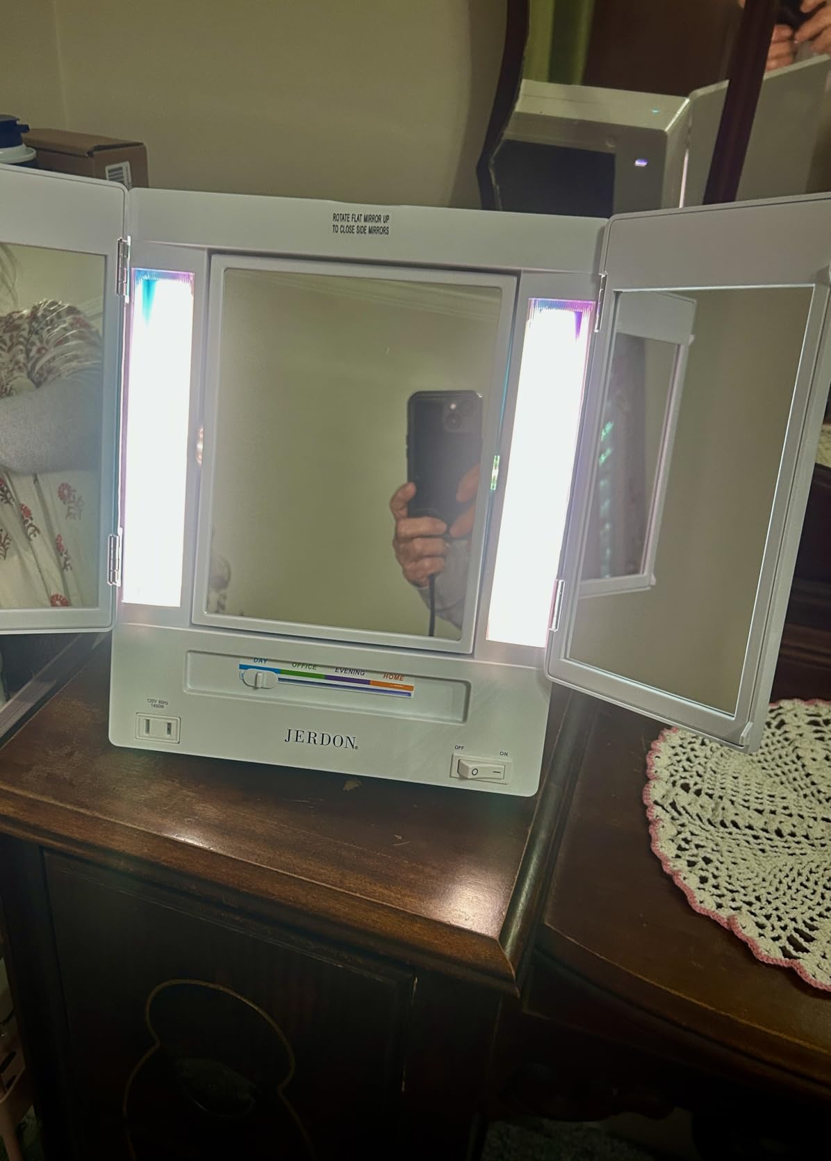 JERDON Tri-Fold Two-Sided Makeup Mirror with Lights - Vanity Mirror with 5X Magnification and Multiple Light Settings - White Base - Model JGL9W customer photo 2