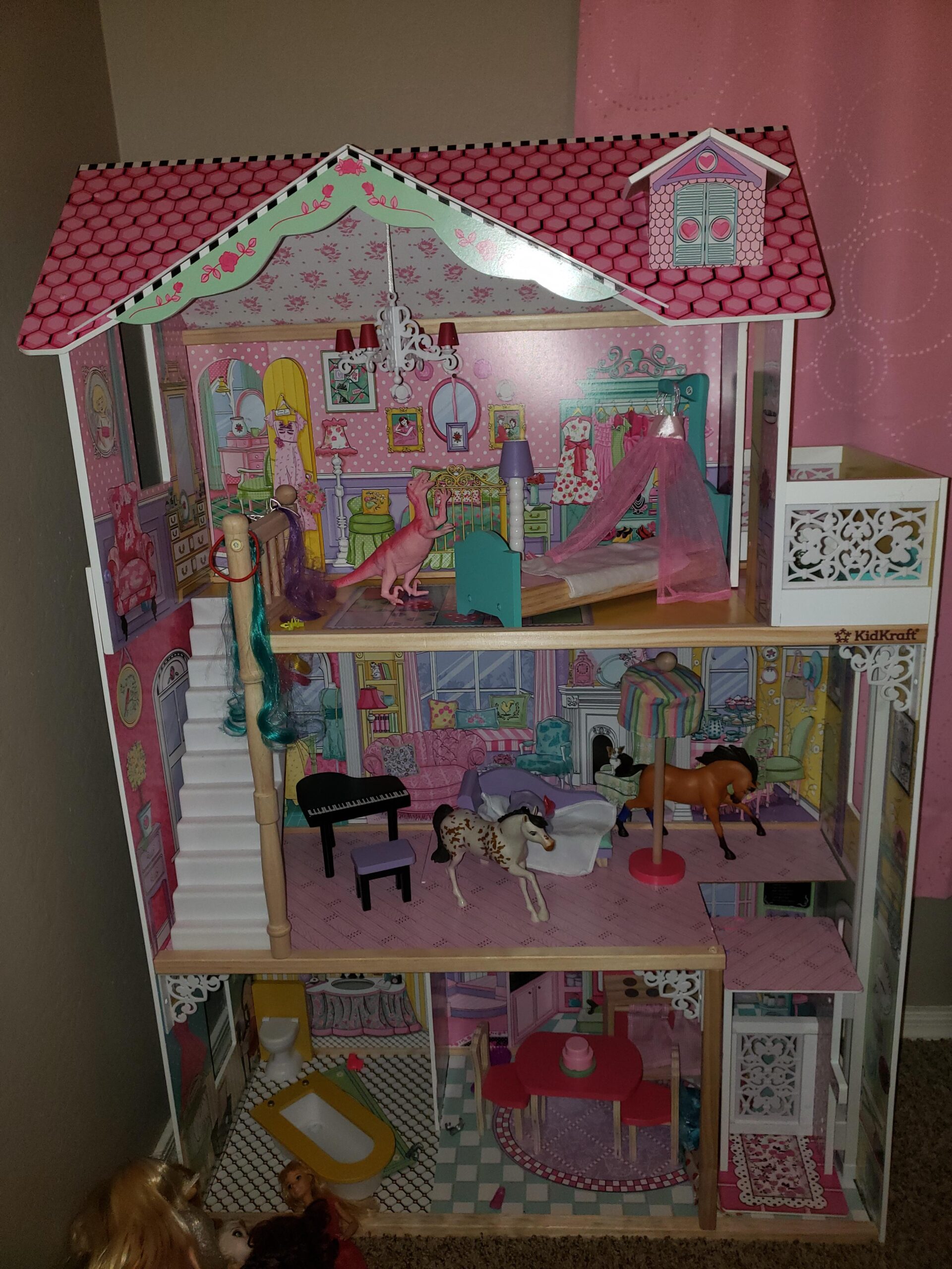 KidKraft Annabelle Wooden Dollhouse with Elevator, Balcony and 17 Accessories, Gift for Ages 3+ customer photo 2