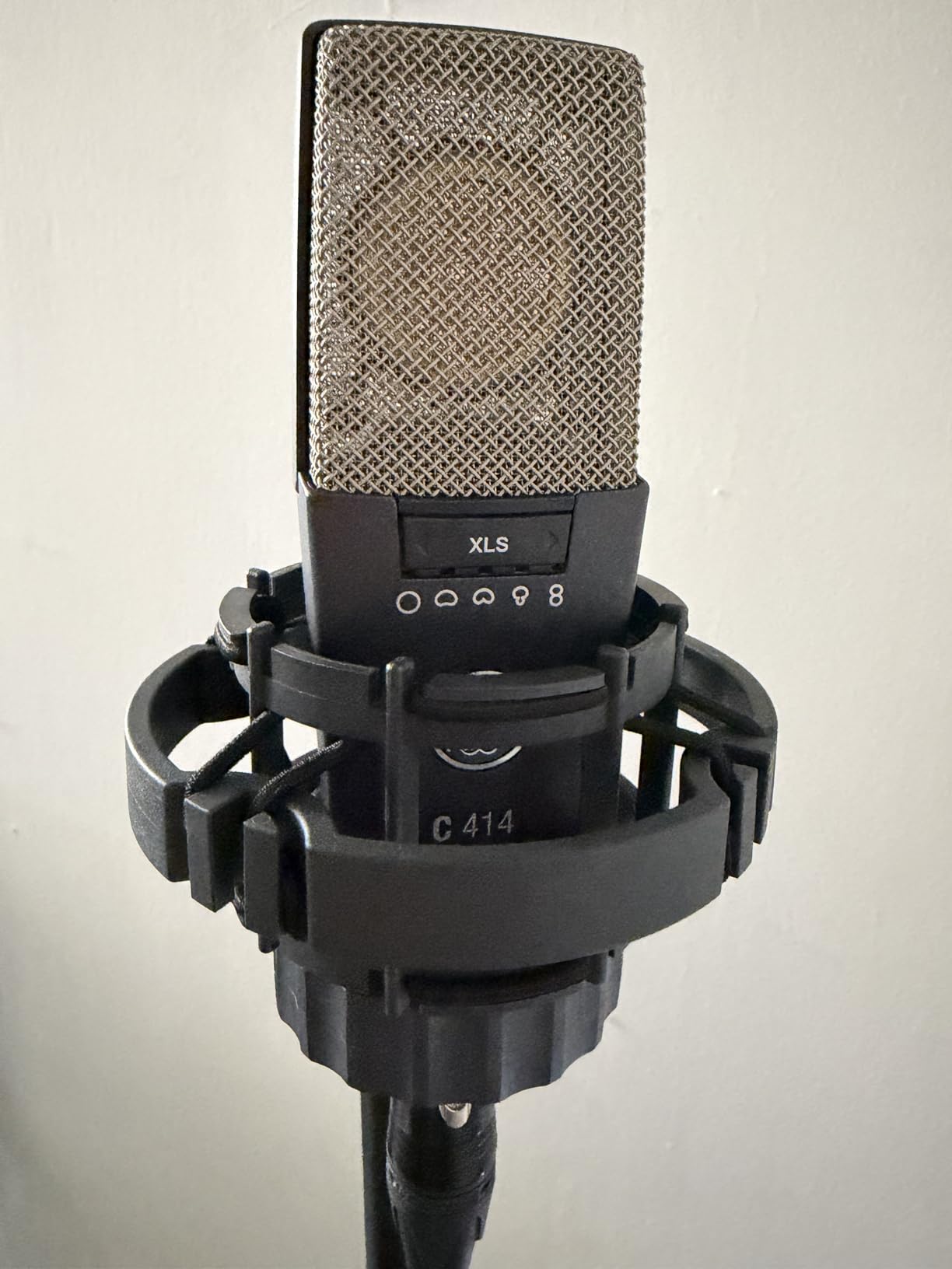 AKG Pro Audio C214 Studio Grade Professional Large Diaphragm Condenser Microphone for Vocal and Instrument Recording customer photo 1