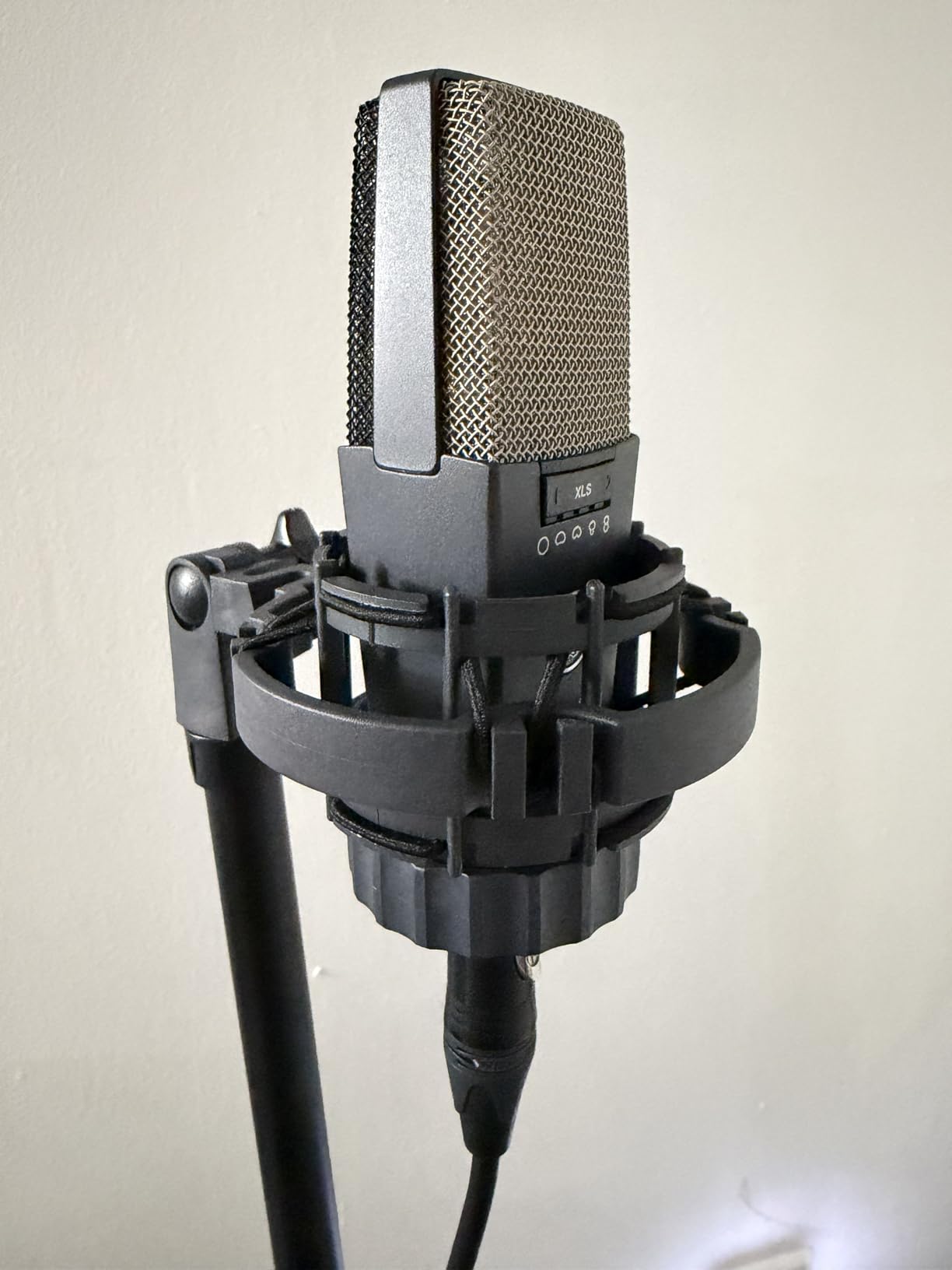 AKG Pro Audio C214 Studio Grade Professional Large Diaphragm Condenser Microphone for Vocal and Instrument Recording customer photo 2