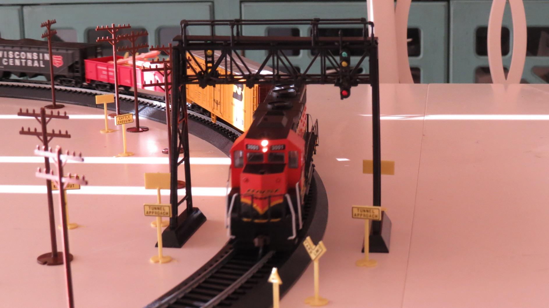 Bachmann Trains - Rail Chief Ready To Run 130 Piece Electric Train Set - HO Scale customer photo 1