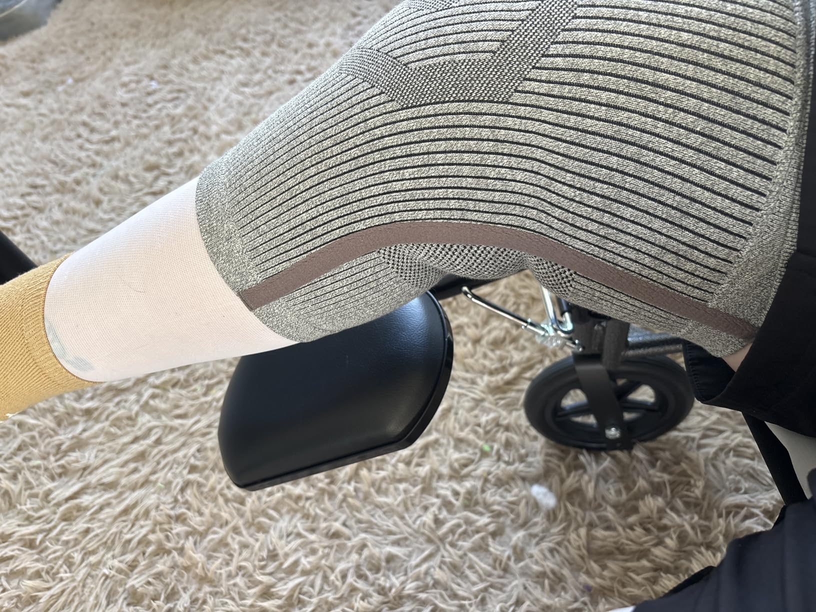 Incrediwear Knee Sleeve - Knee Braces for Knee Pain, Joint Pain Relief, Swelling, Inflammation Relief, and Circulation, Knee Support for Women and Men customer photo 2