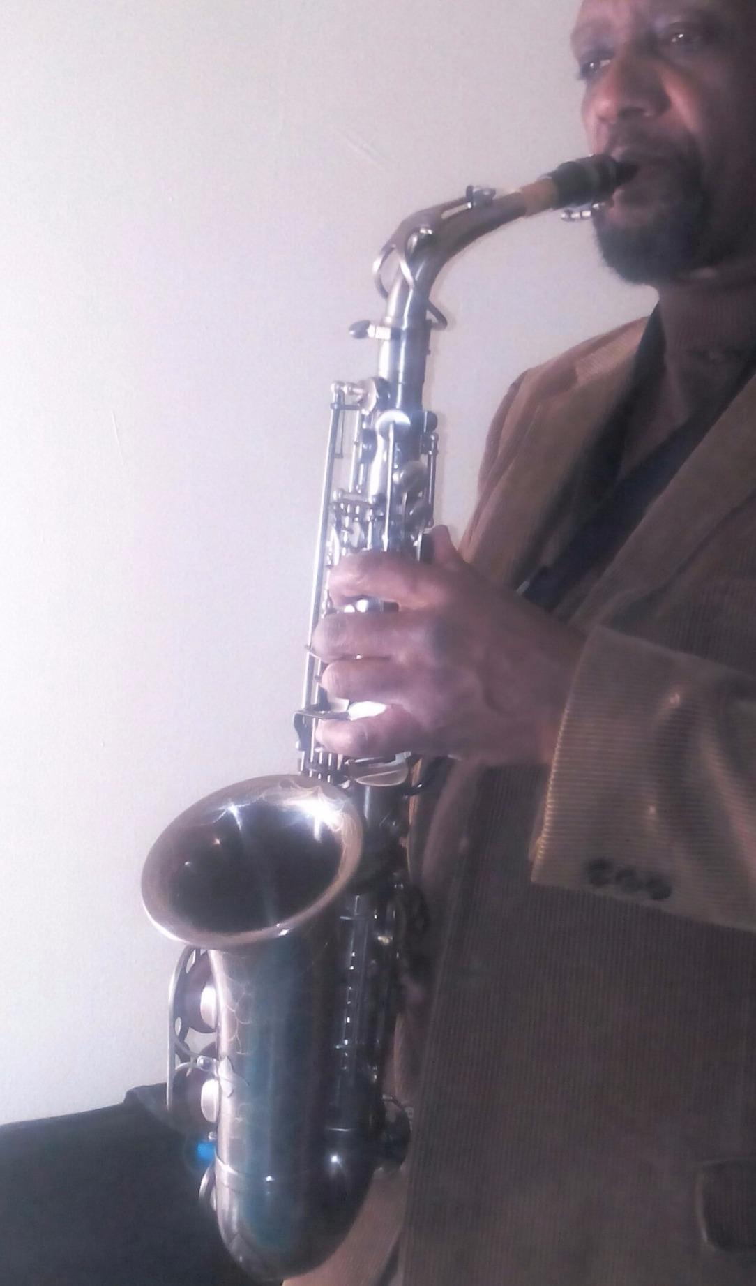 Glory Gold Laquer E Flat Alto Saxophone with 11reeds, 8 Pads cushions, case, carekit customer photo 2