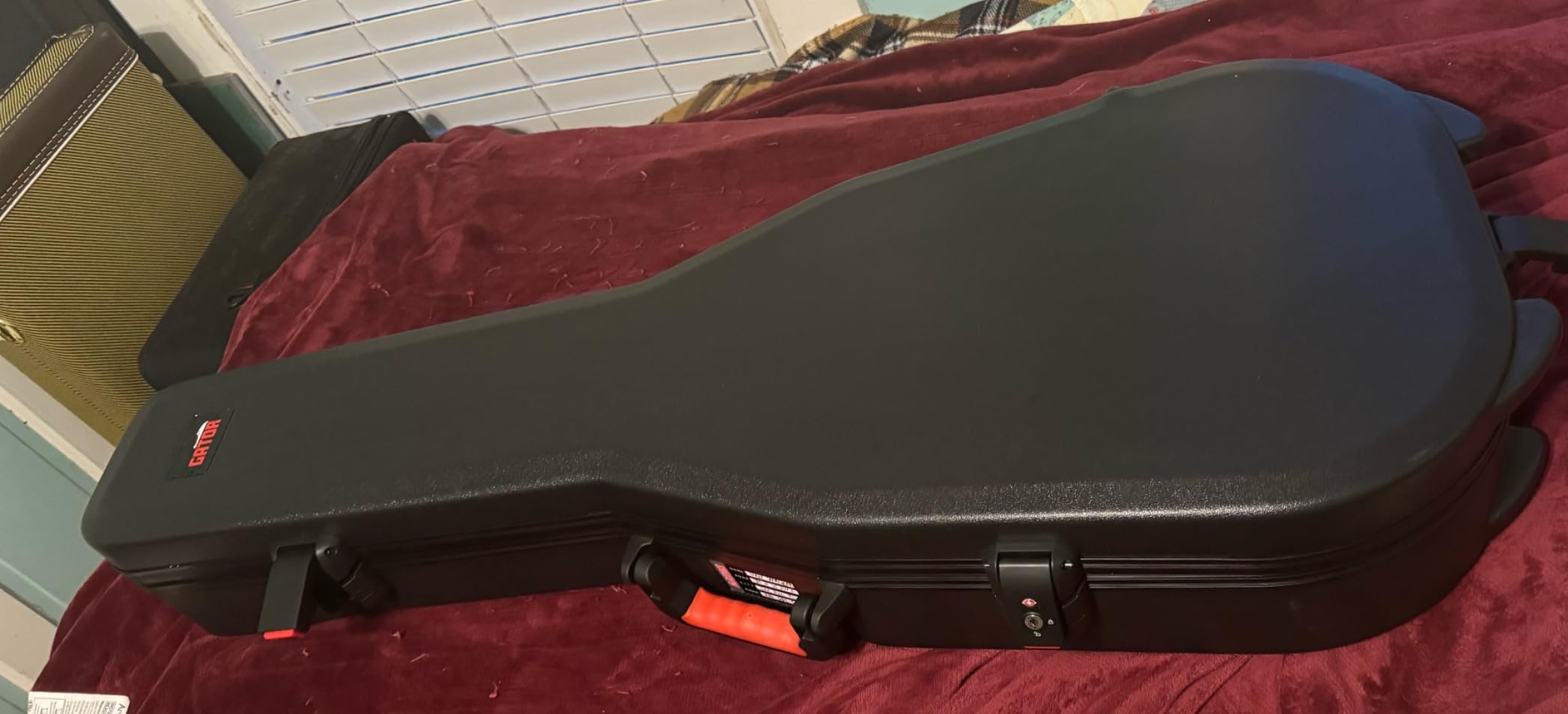 Gator Cases Molded Flight Case for Classical Style Acoustic Guitars with TSA Approved Locking Latch customer photo 1