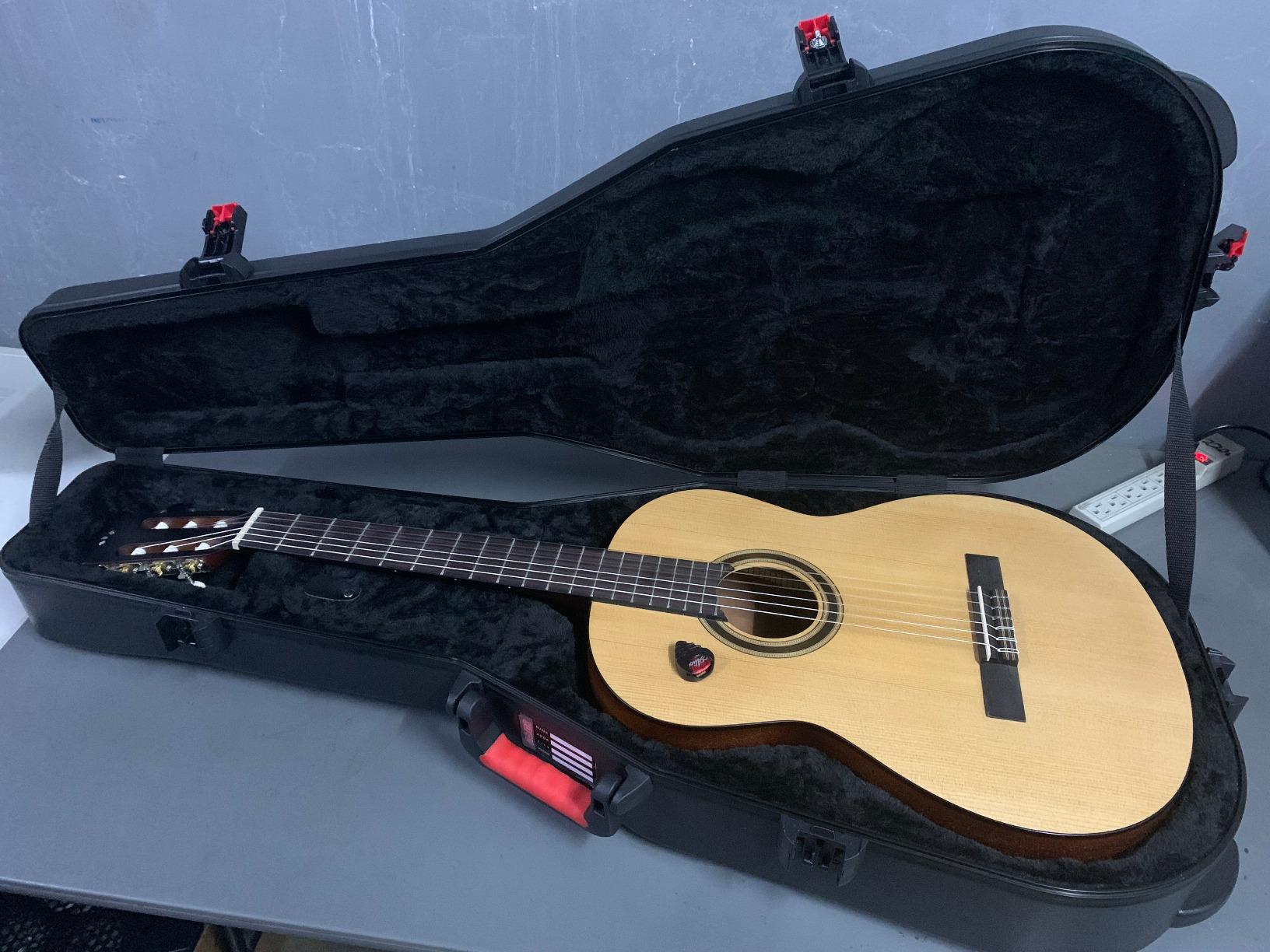 Gator Cases Molded Flight Case for Classical Style Acoustic Guitars with TSA Approved Locking Latch customer photo 2