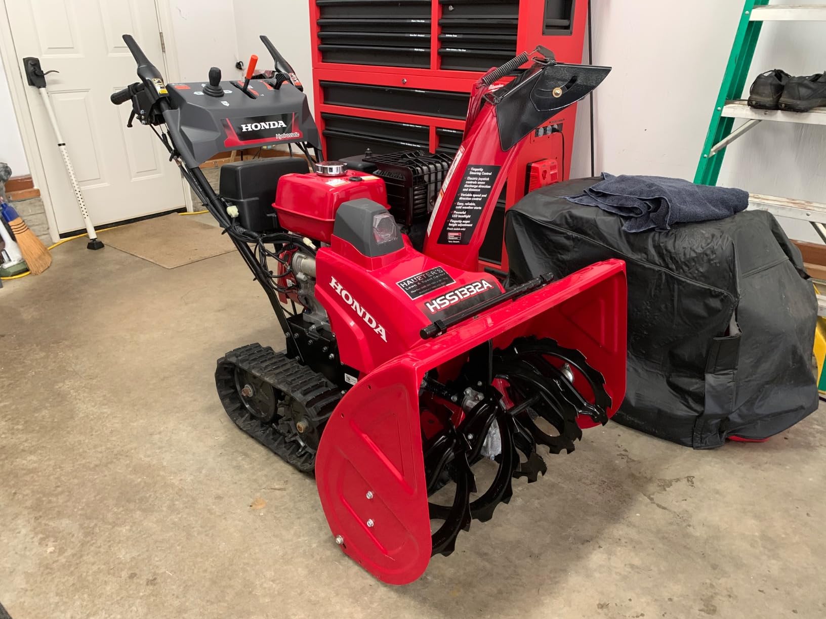 Honda HSS1332 31.9-Inch Two Stage Snow Blower with Electric Start and Track Drive (HSS1332AATD) customer photo 1