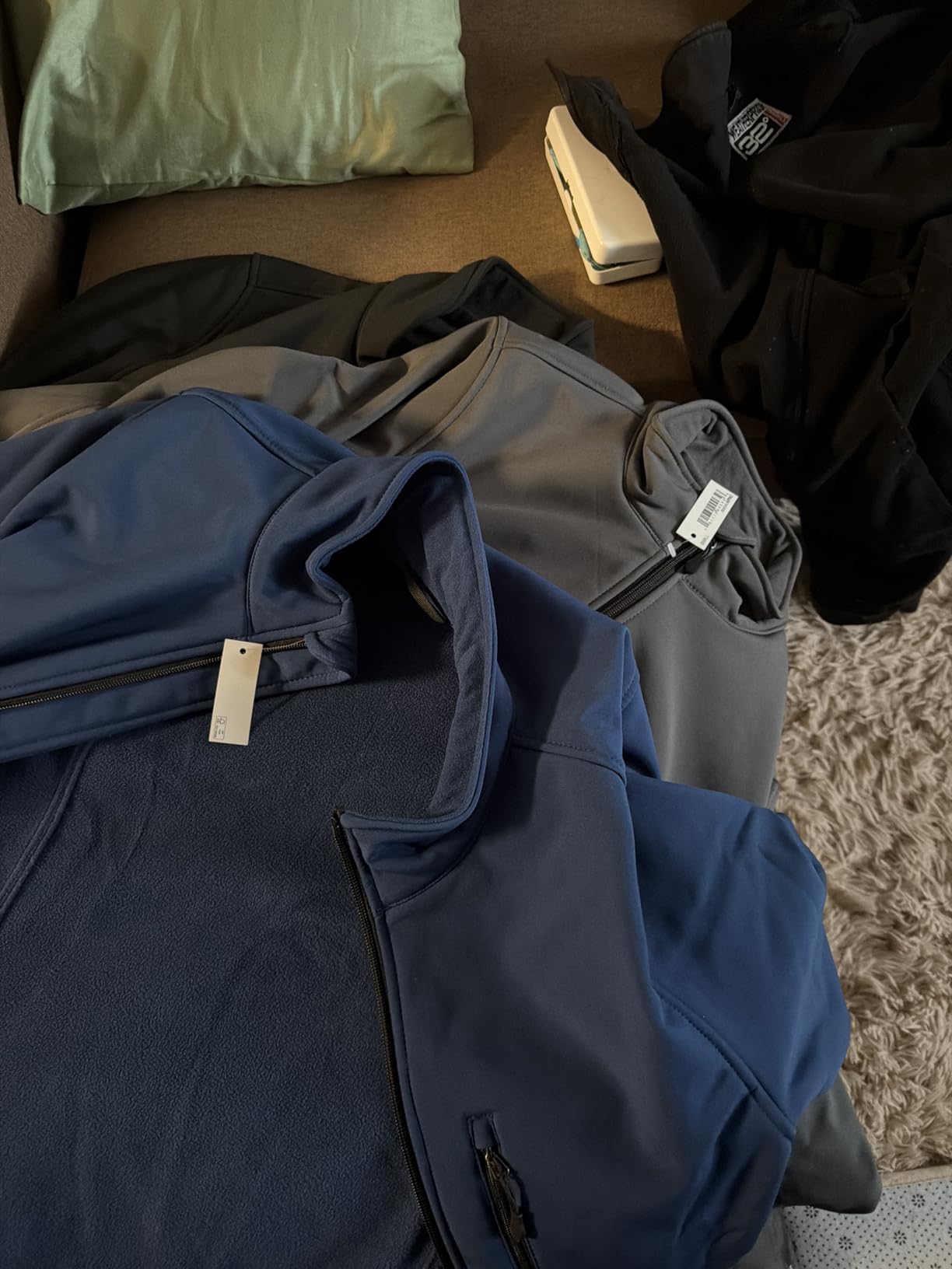 Amazon Essentials Men's Water-Resistant Softshell Jacket customer photo 1