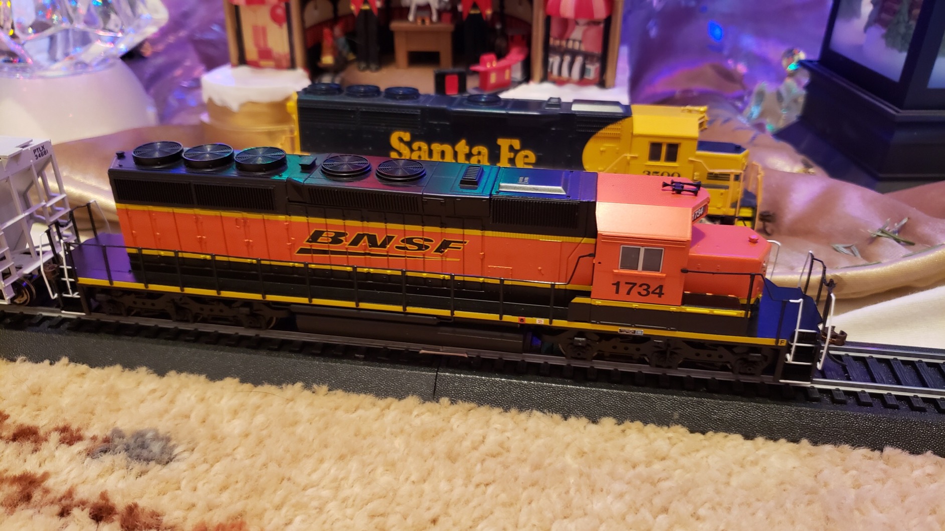Bachmann Trains EMD SD40-2 DCC Equipped Diesel Locomotive BNSF #1734 (HERITAGE III) - HO Scale customer photo 1