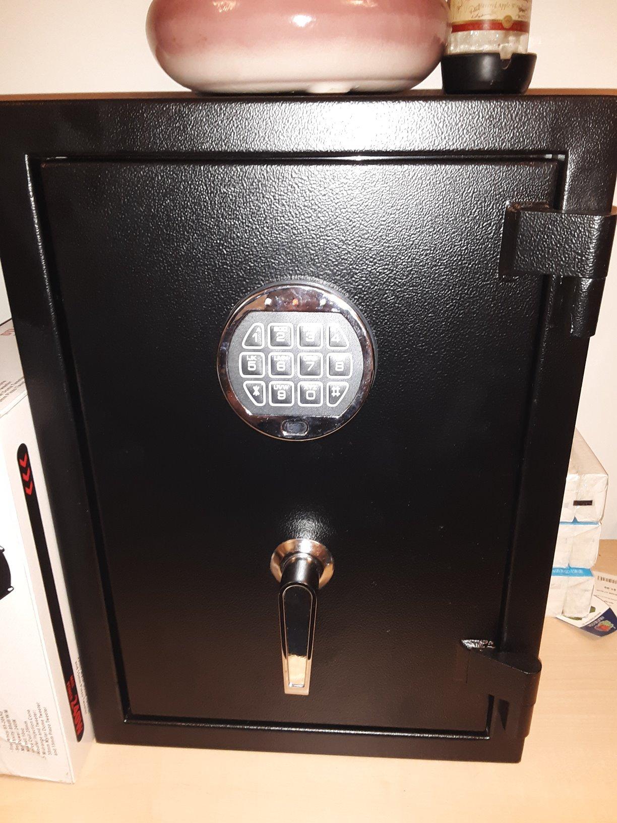 Amazon Basics Fire Safe with Programmable Electronic Keypad, 1.24 Cubic Feet, 14-Gauge Steel, UL 72 Compliant customer photo 2