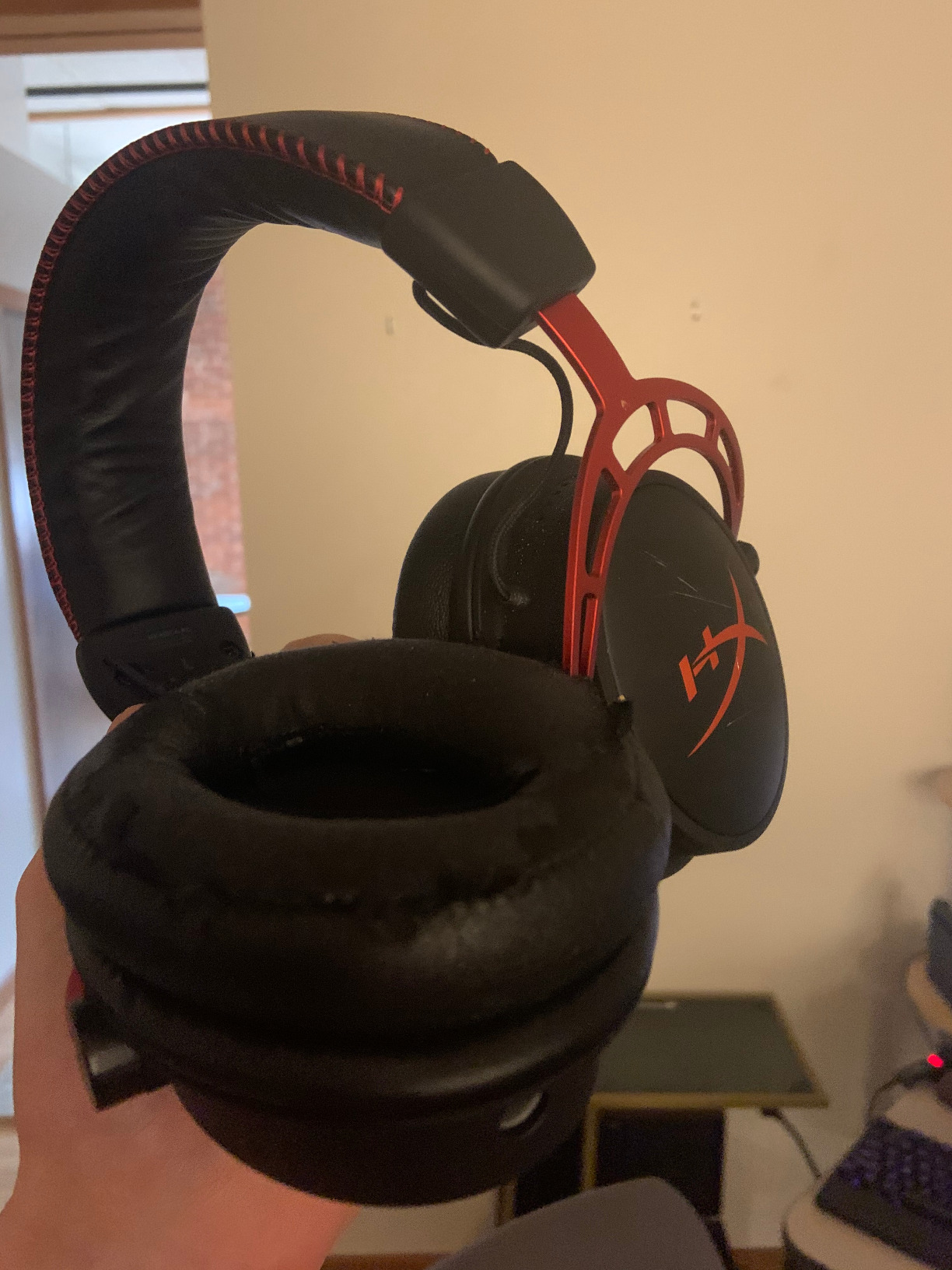 HyperX Cloud Alpha - Gaming Headset, Dual Chamber Drivers, Legendary Comfort, Aluminum Frame, Detachable Microphone, Works on PC, PS4, PS5, Xbox One/Series X|S, Nintendo Switch - Red customer photo 2