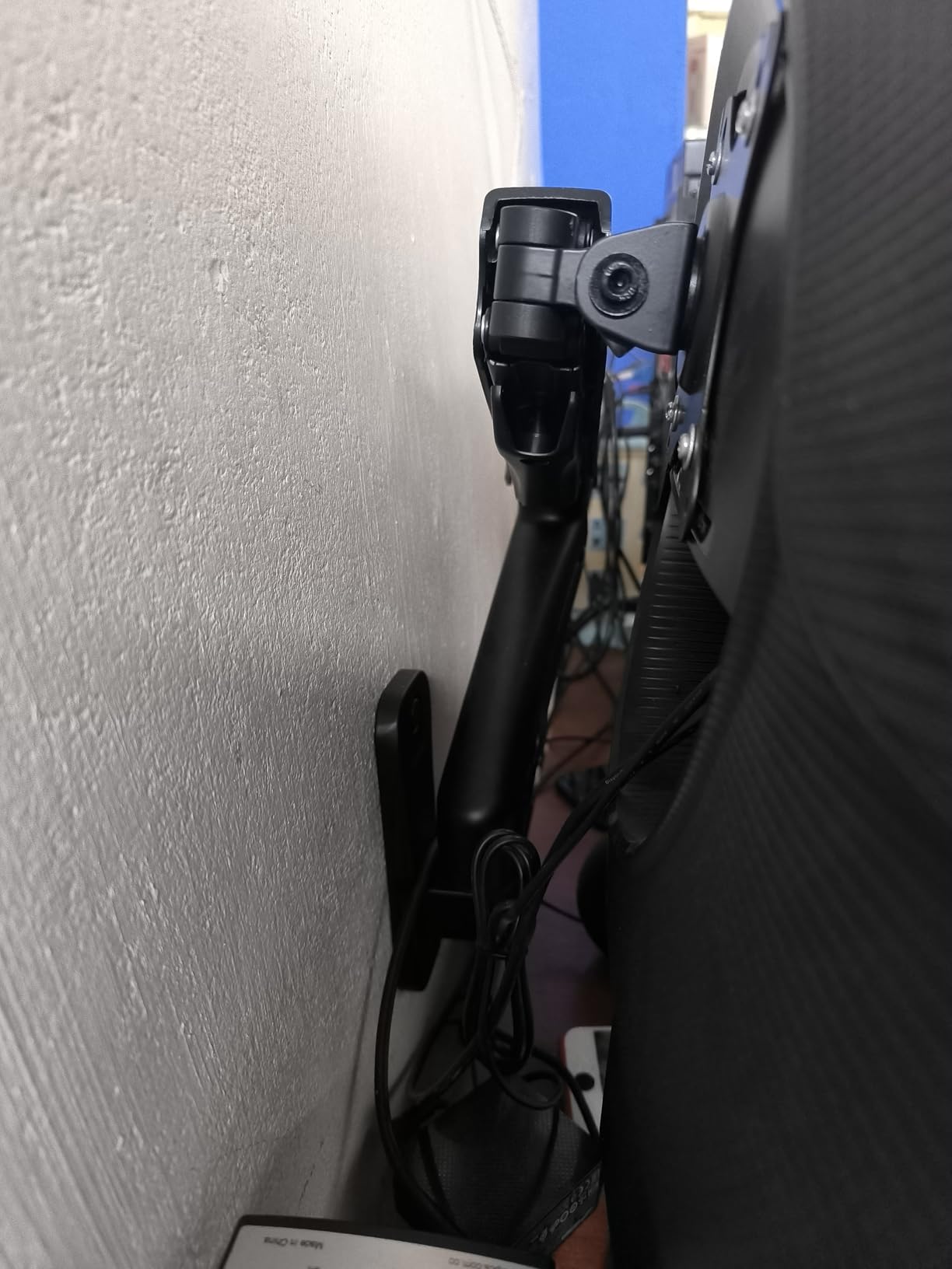 Mount-It! Monitor Wall Mount Arm, Full-Motion Gas Spring, Fits 13-32 inch Screens up to 14.3 lbs, VESA 75x75 and 100x100, Tilt Swivel Rotate, Single-Stud Wall Mounted Computer Monitor Arm, RV Compatible customer photo 2