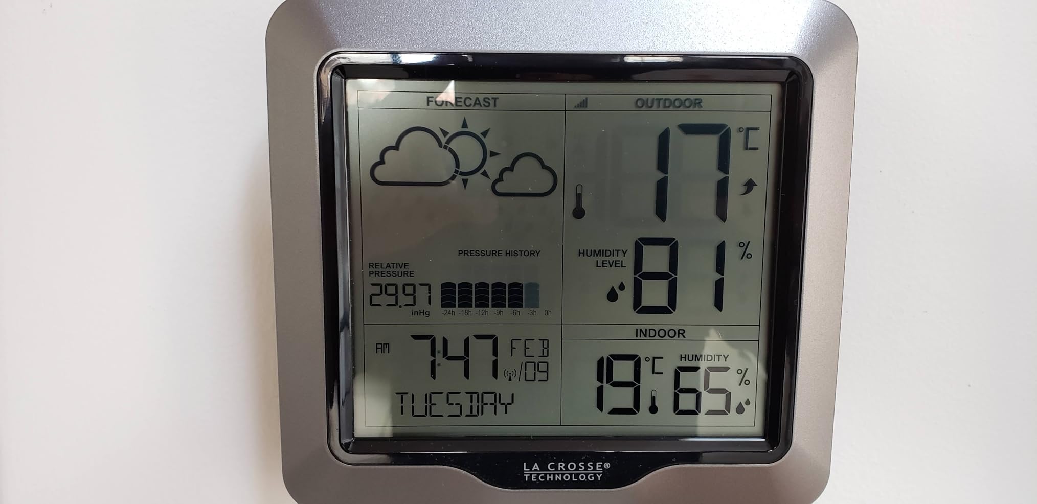 La Crosse Technology Advanced Wireless Weather Station: Dynamic Icons, Barometric Pressure, Atomic Time, Temperature/Humidity Gauge, Recording, Stylish Display, Fast Reception & Long Range (330 Feet) customer photo 1