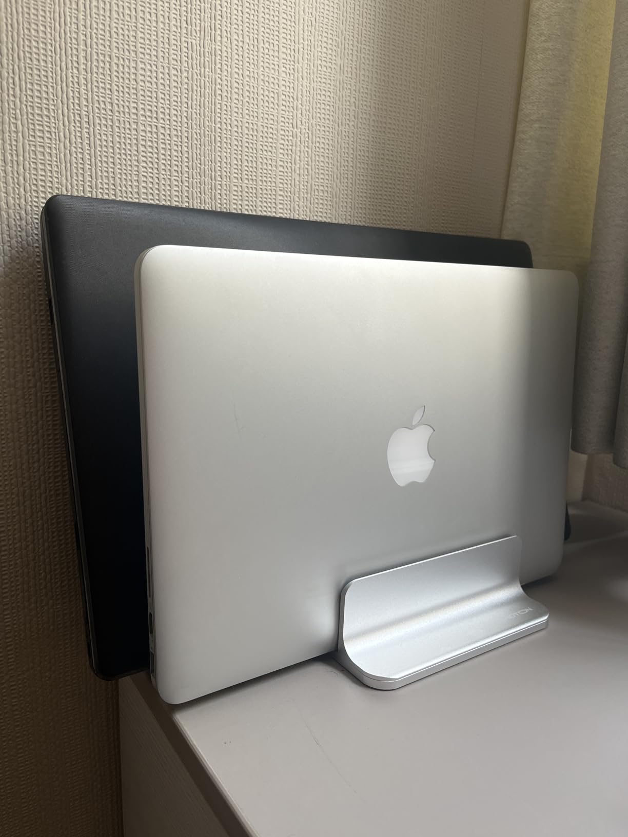 OMOTON Vertical Laptop Stand [Updated Double Version], Desktop Aluminum Mac Book Stand with Adjustable Dock Size, Fits All Mac Book, Surface, Chrome Book and Gaming Laptops (Up to 17.3 inch) (Silver) customer photo 1