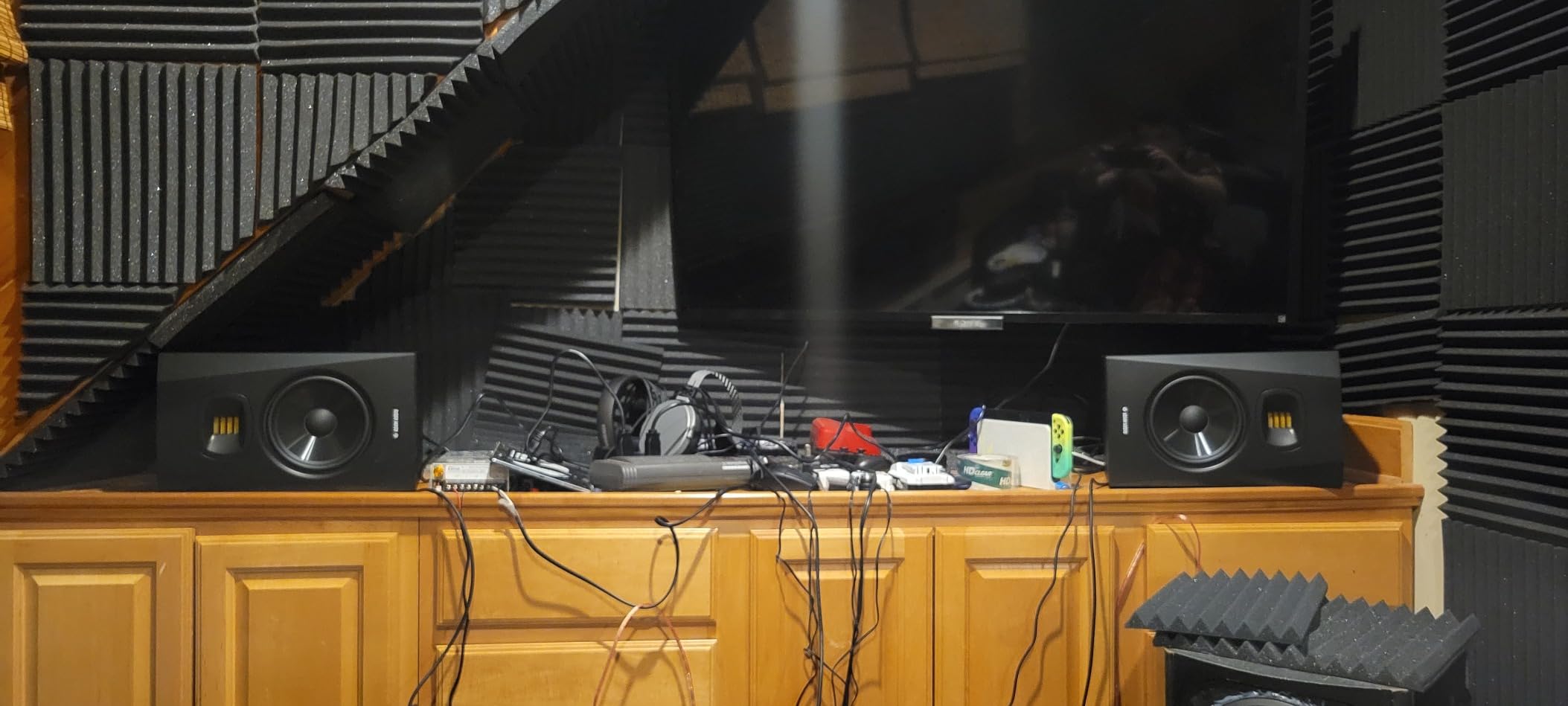 Adam Audio T7V Studio Monitor for recording, mixing and mastering, Studio Quality Sound (Single) customer photo 1