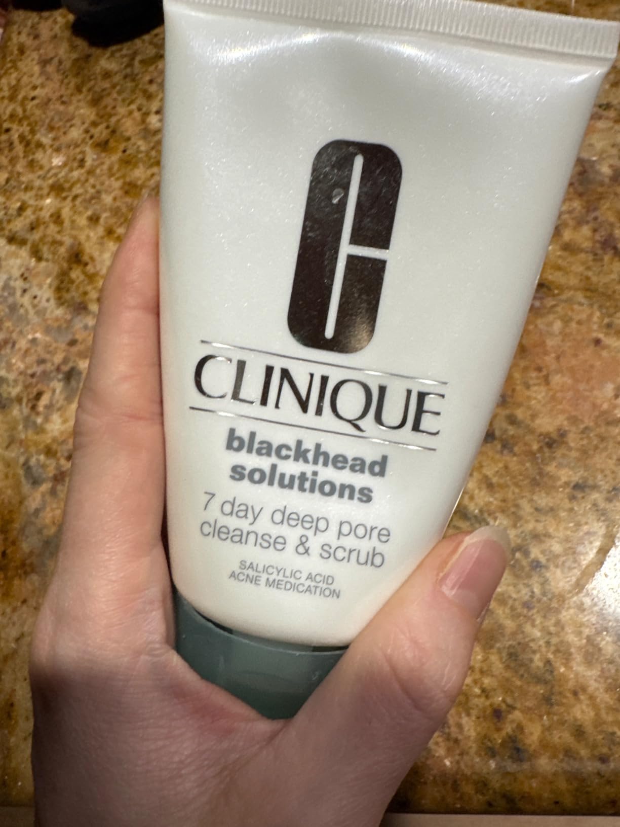 Clinique Blackhead Solutions 7 Day Deep Pore Cleanse & Scrub, Daily Face Cleanser Facial Scrub With Salicylic Acid + Vitamin E For All Skin Types, 4.2 Fl Oz customer photo 1