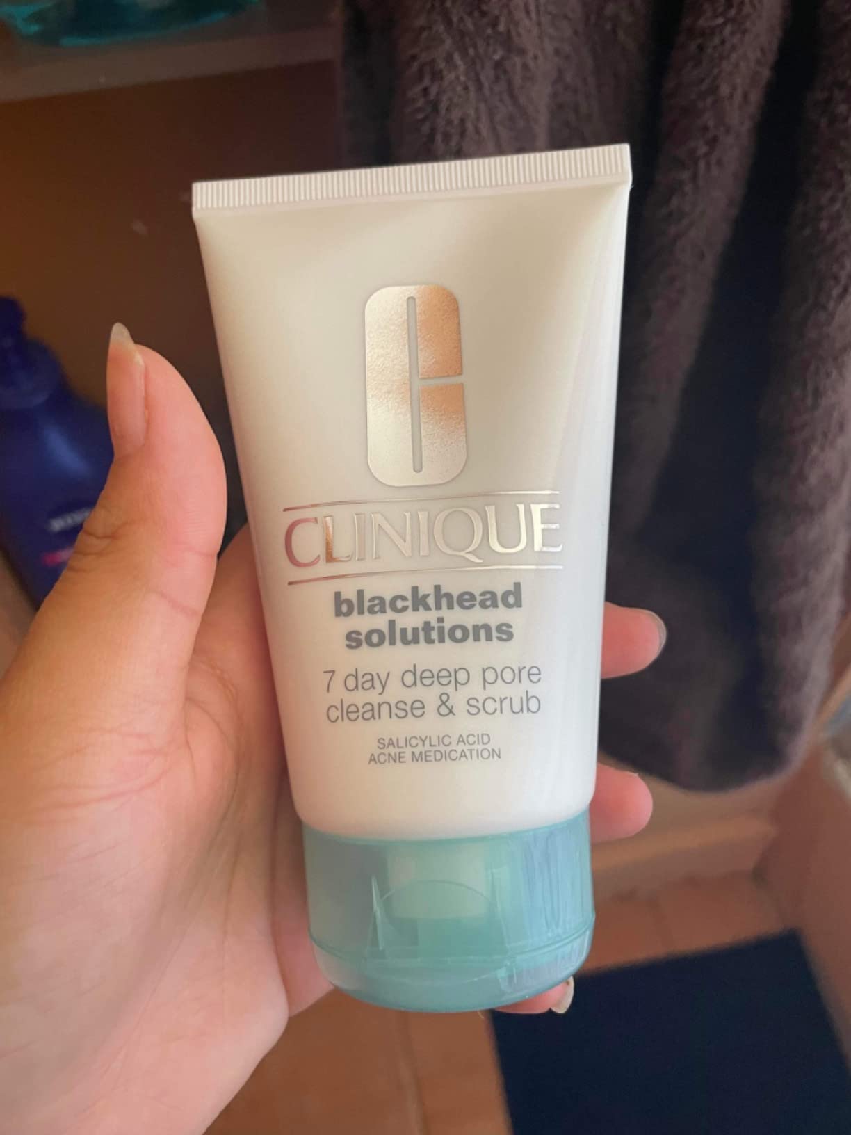 Clinique Blackhead Solutions 7 Day Deep Pore Cleanse & Scrub, Daily Face Cleanser Facial Scrub With Salicylic Acid + Vitamin E For All Skin Types, 4.2 Fl Oz customer photo 2