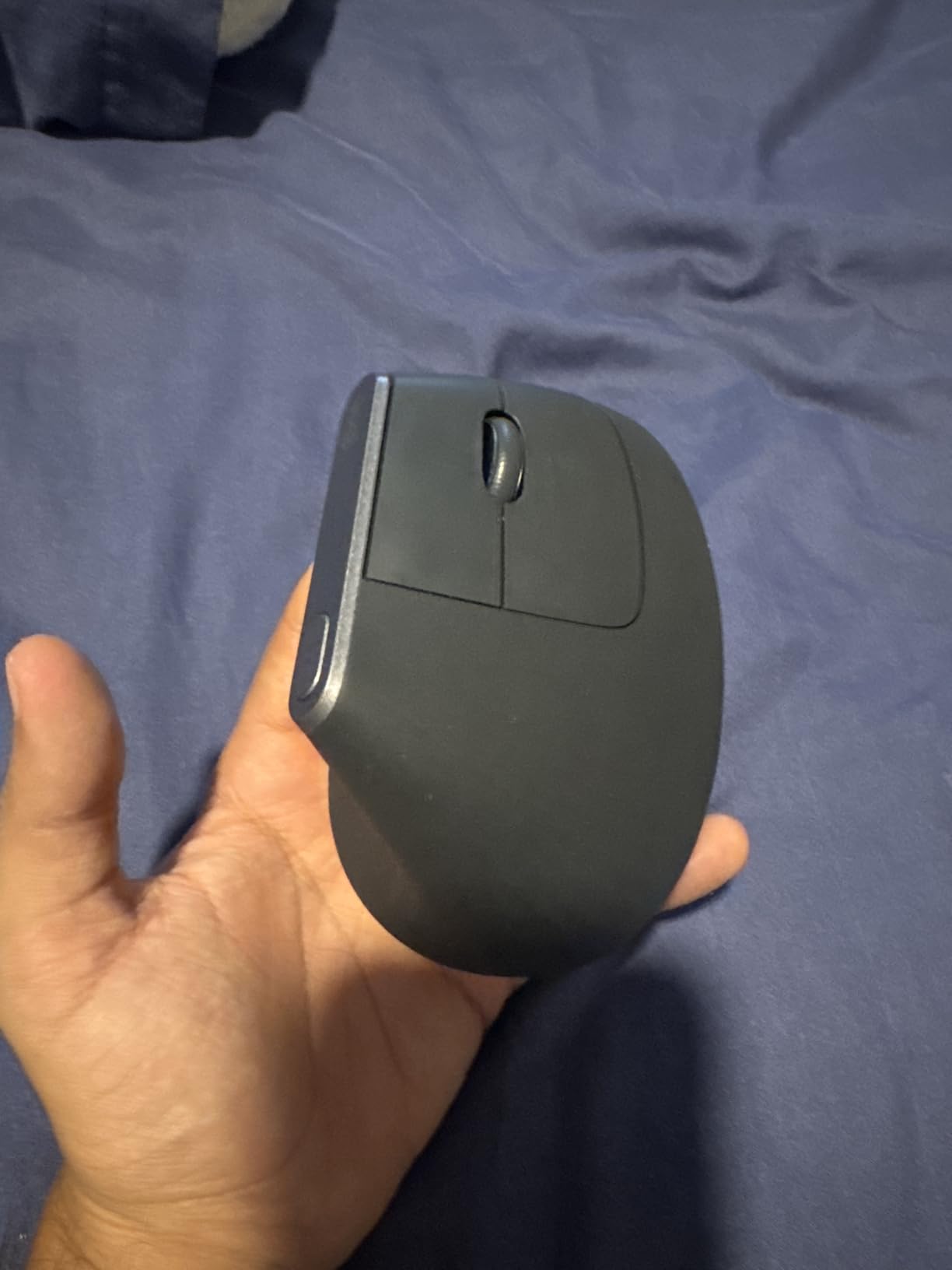 Logitech MX Vertical Wireless Mouse - Ergonomic Design Reduces Muscle Strain, Move Content Between 3 Windows and Apple Computers, Rechargeable, Graphite customer photo 1