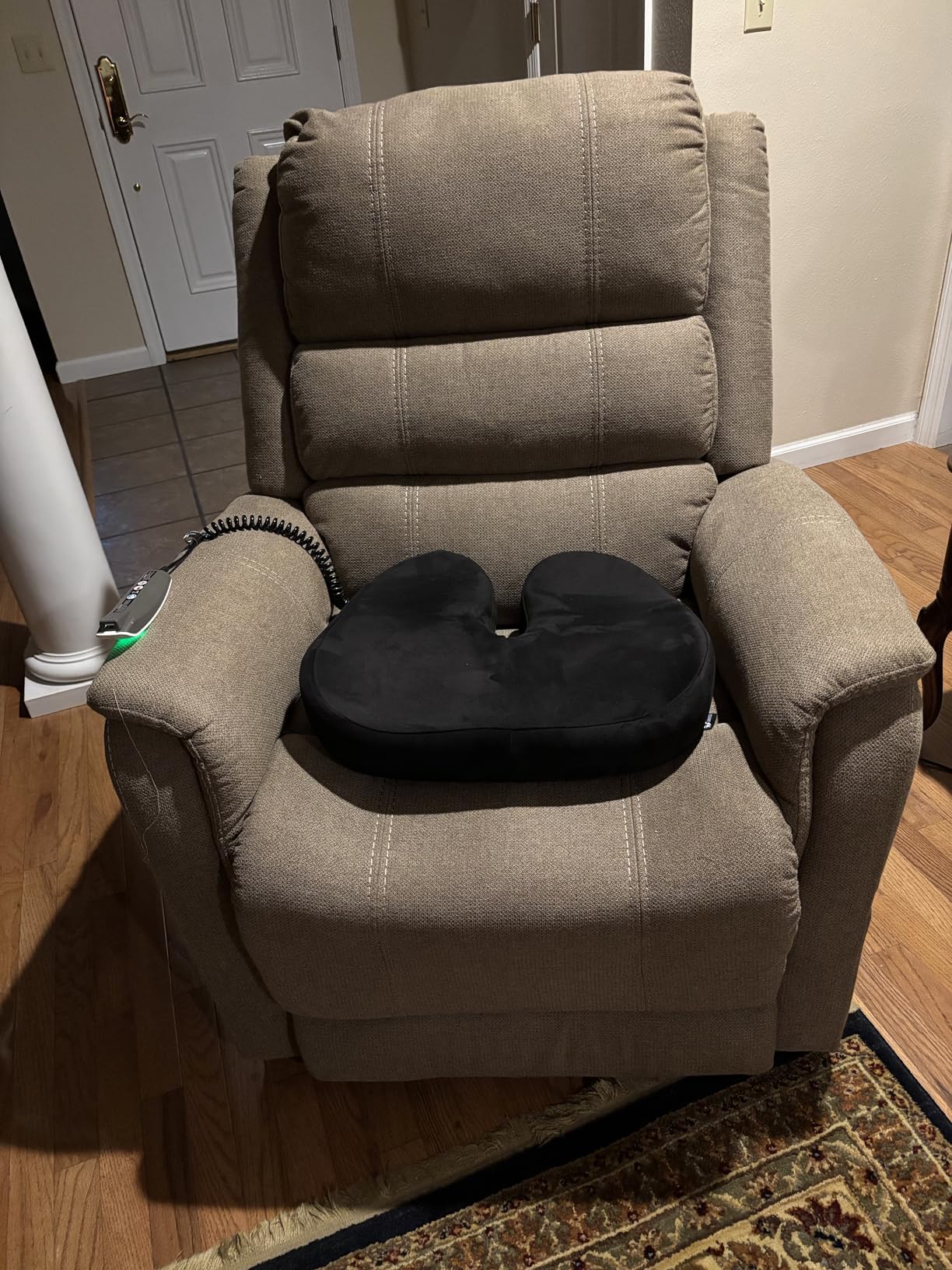 5 STARS UNITED Seat Cushion - Memory Foam Chair Cushion for Tailbone Pain Relief - Ergonomic Support for Coccyx, Sciatica & Butt - Office, Desk & Gaming Chair, Car Seat, Wheelchair, Airplane, Black customer photo 1