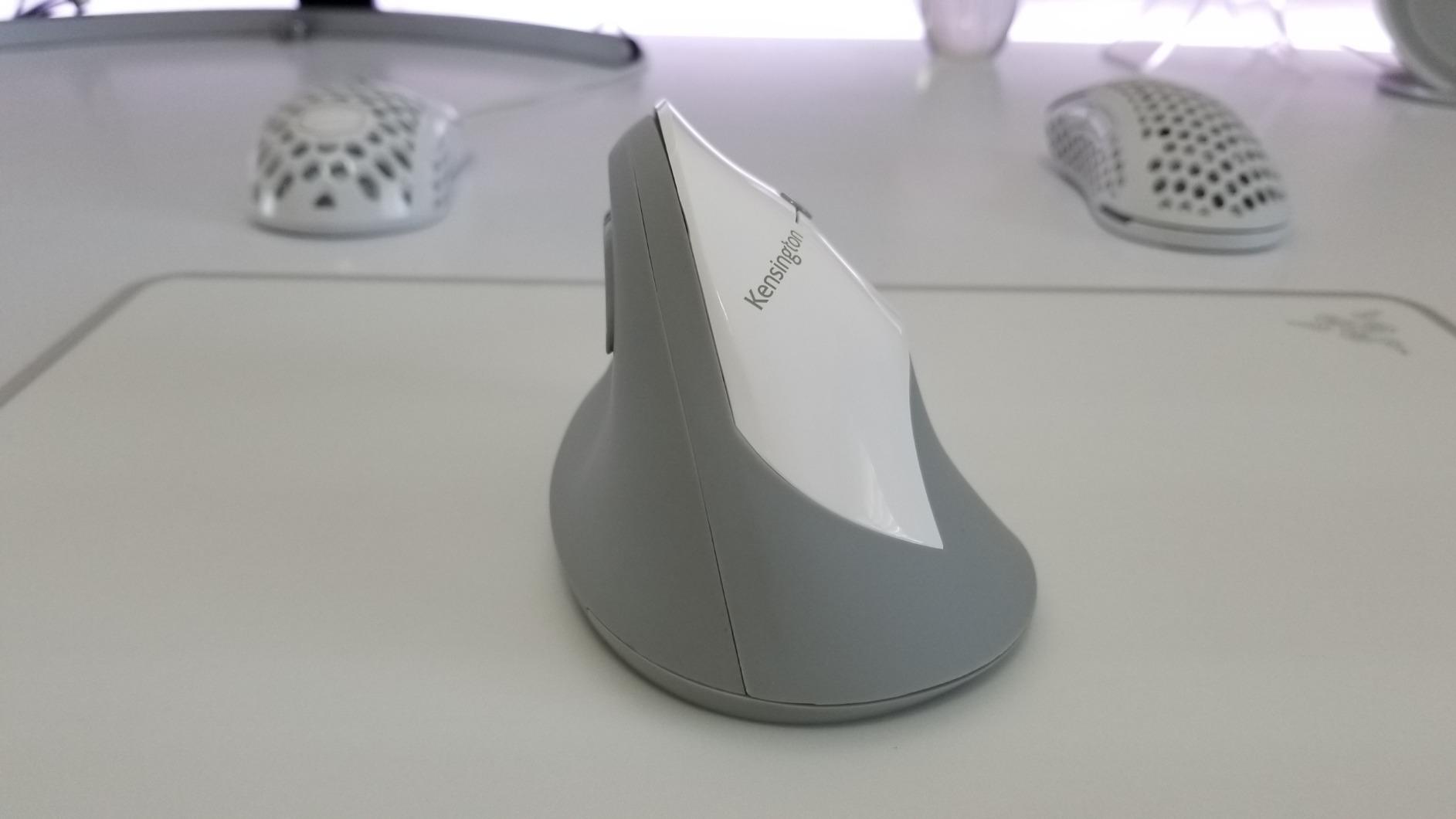 Kensington Pro Fit Ergo Vertical Wireless Mouse - Black (K75501WW), 2.8x3x4.4 inches customer photo 2