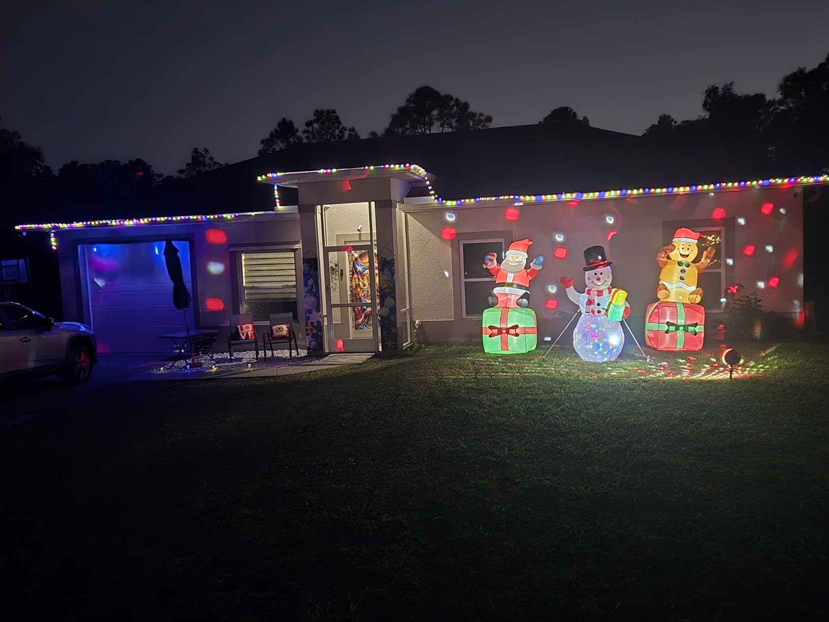 2 Packs 6FT Inflatable Christmas Santa Claus on Gift Box and Gingerbread Man Blow Up Decor for Christmas Outdoor/Doorway/Lawn Decor customer photo 1