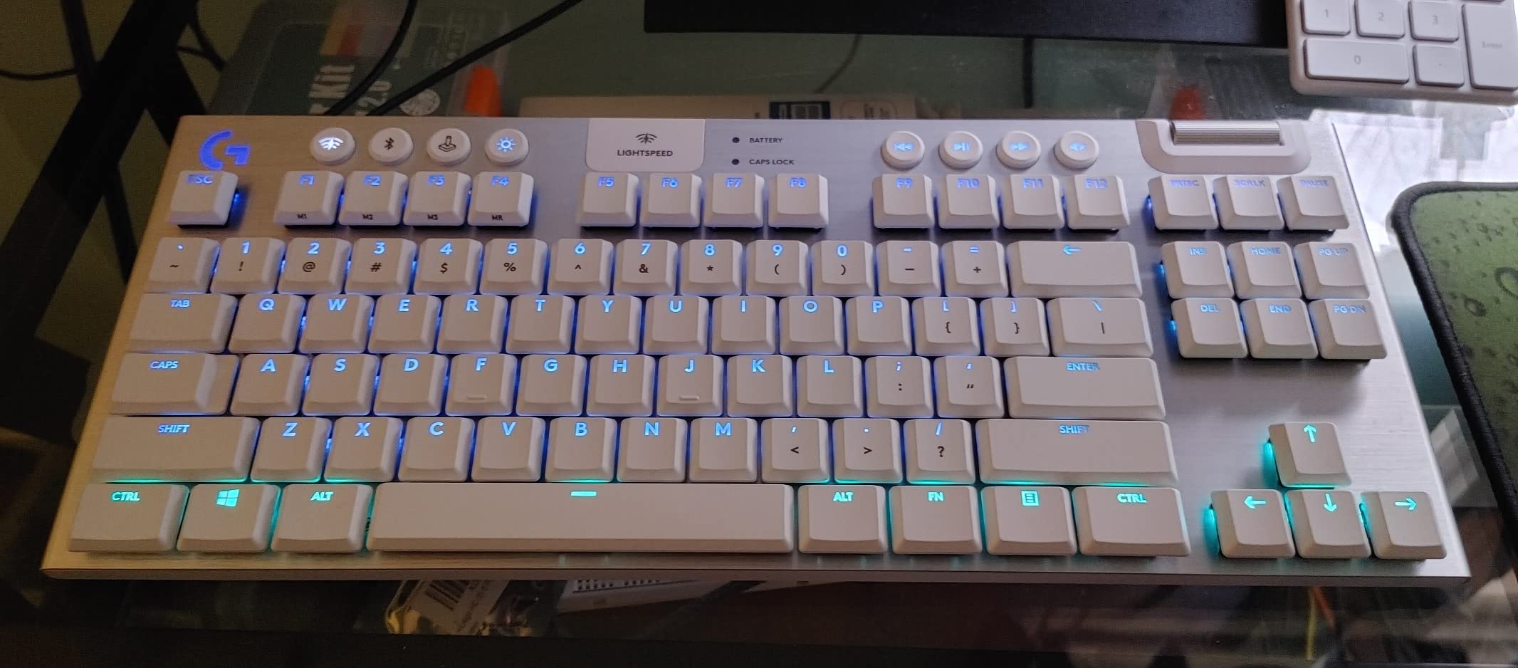 Logitech G915 TKL Tenkeyless Lightspeed Wireless RGB Mechanical Gaming Keyboard, Low Profile Switch Options, Lightsync RGB, Advanced Wireless and Bluetooth Support - Tactile, Black customer photo 1